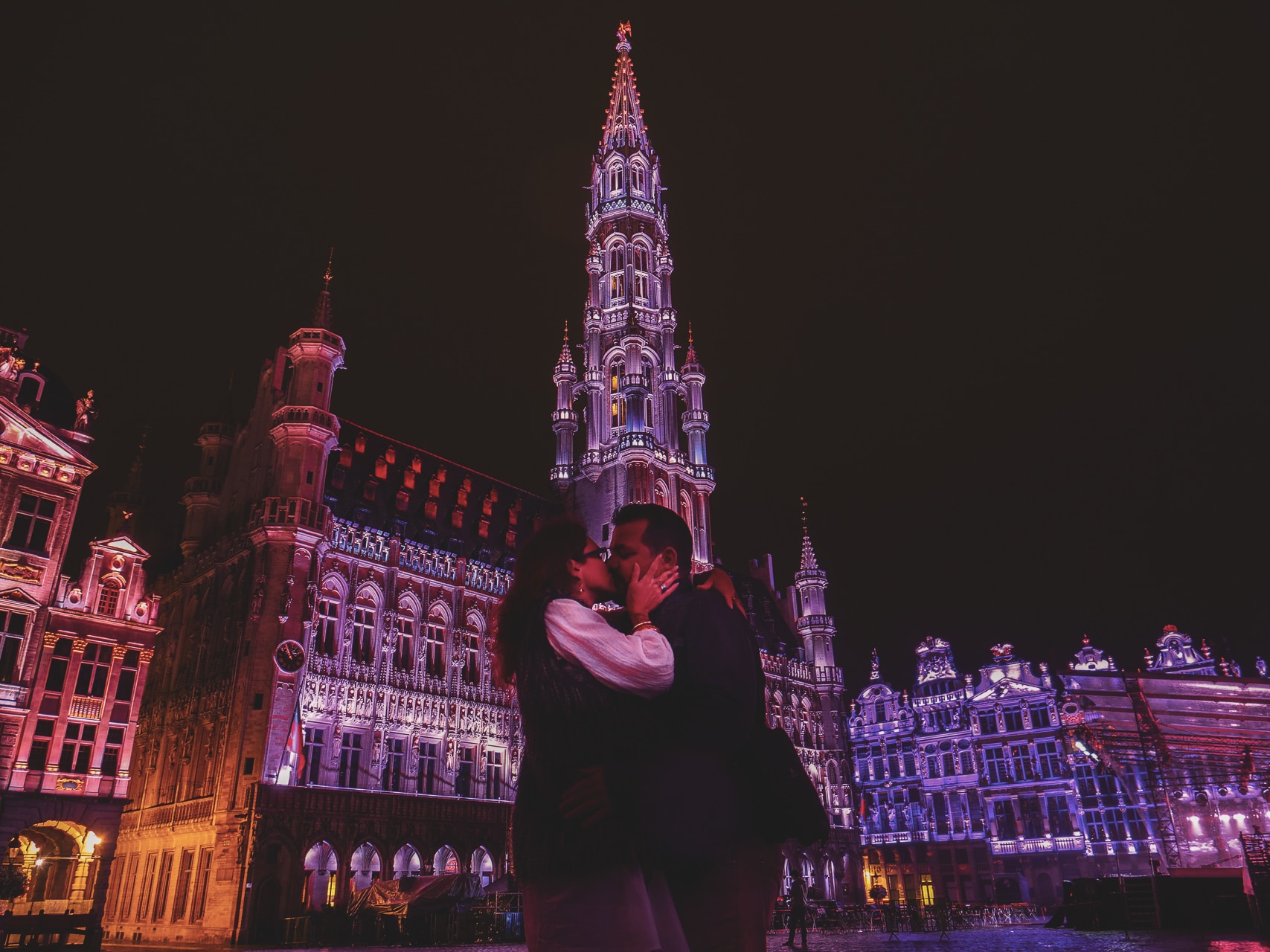 couple qui s'embrasse sur la grand place de Bruxelles