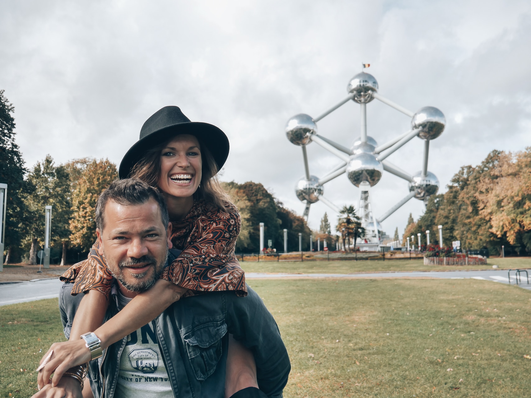 couple souriant devant l'atomium à Bruxelles