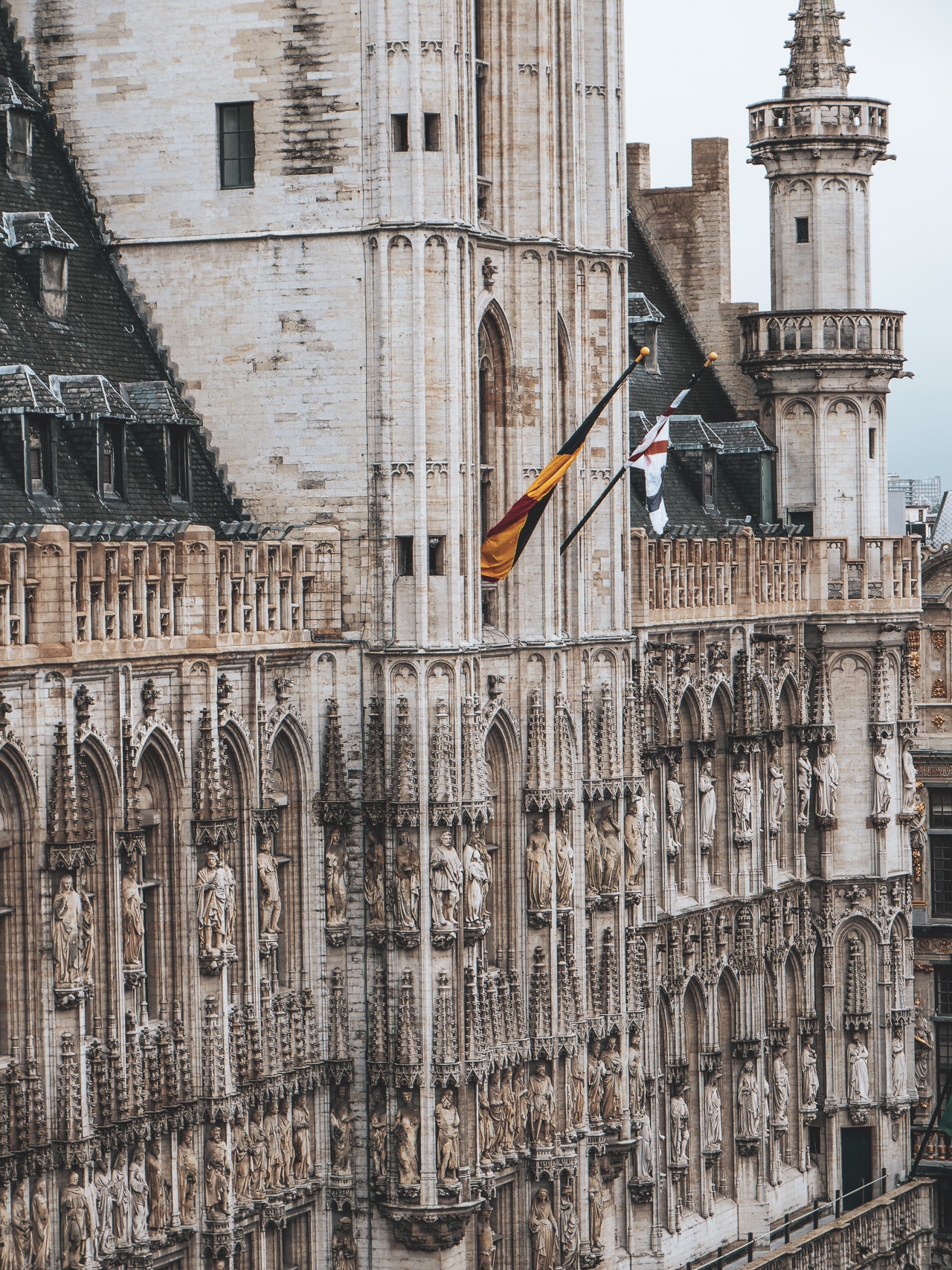 Hôtel de Ville portant le drapeau belge