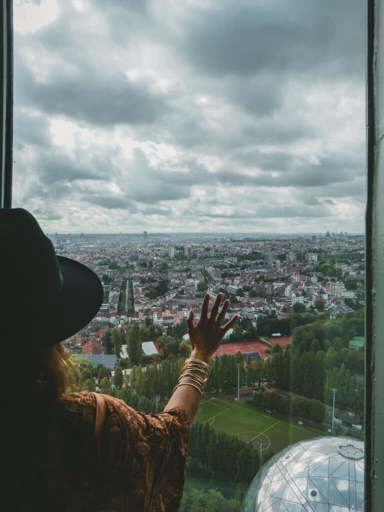 femme regardant Bruxelles depuis le point de vue de l'atomium