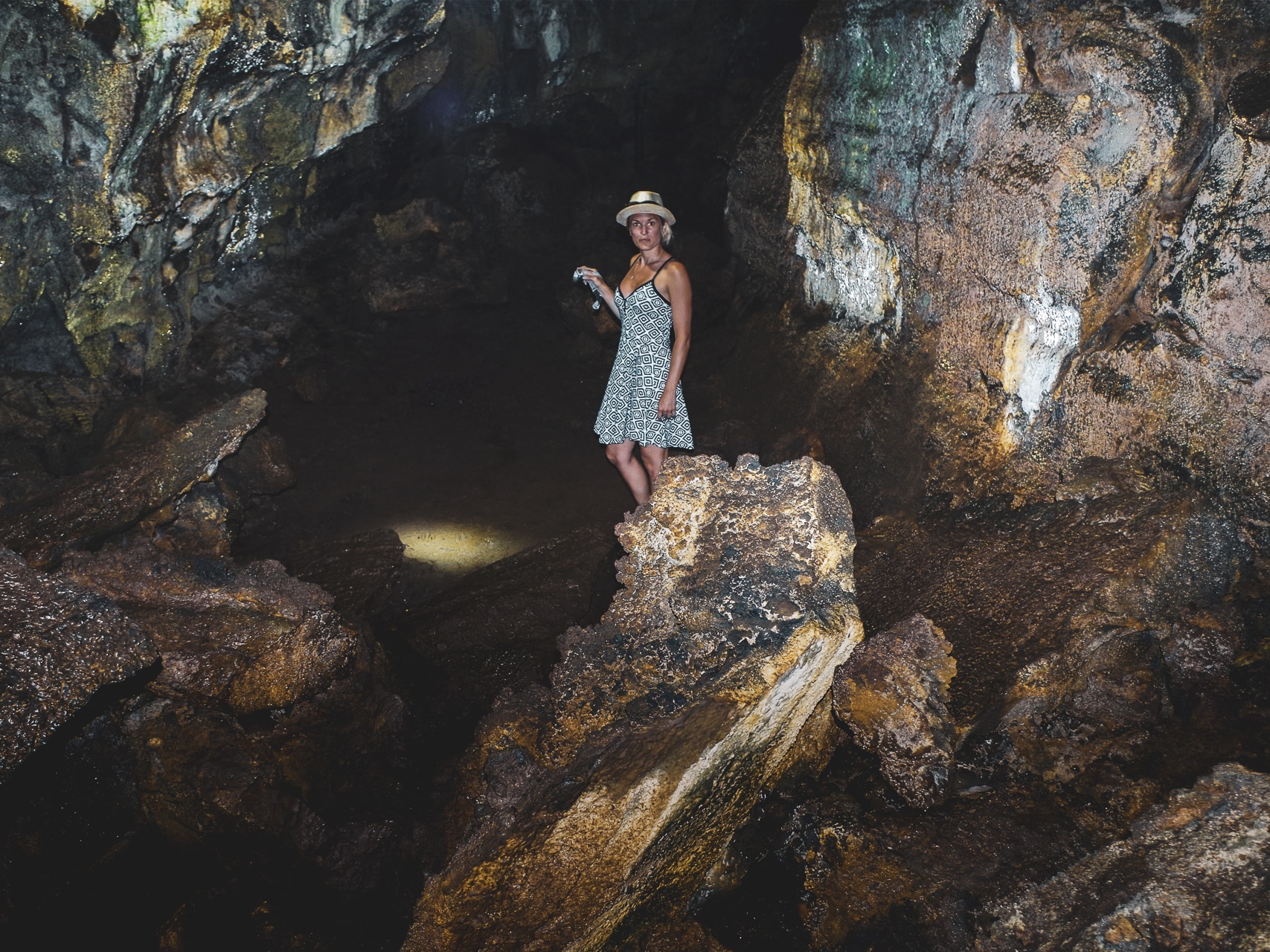 femme dans un tunnel de lave Santa Cruz Galapagos