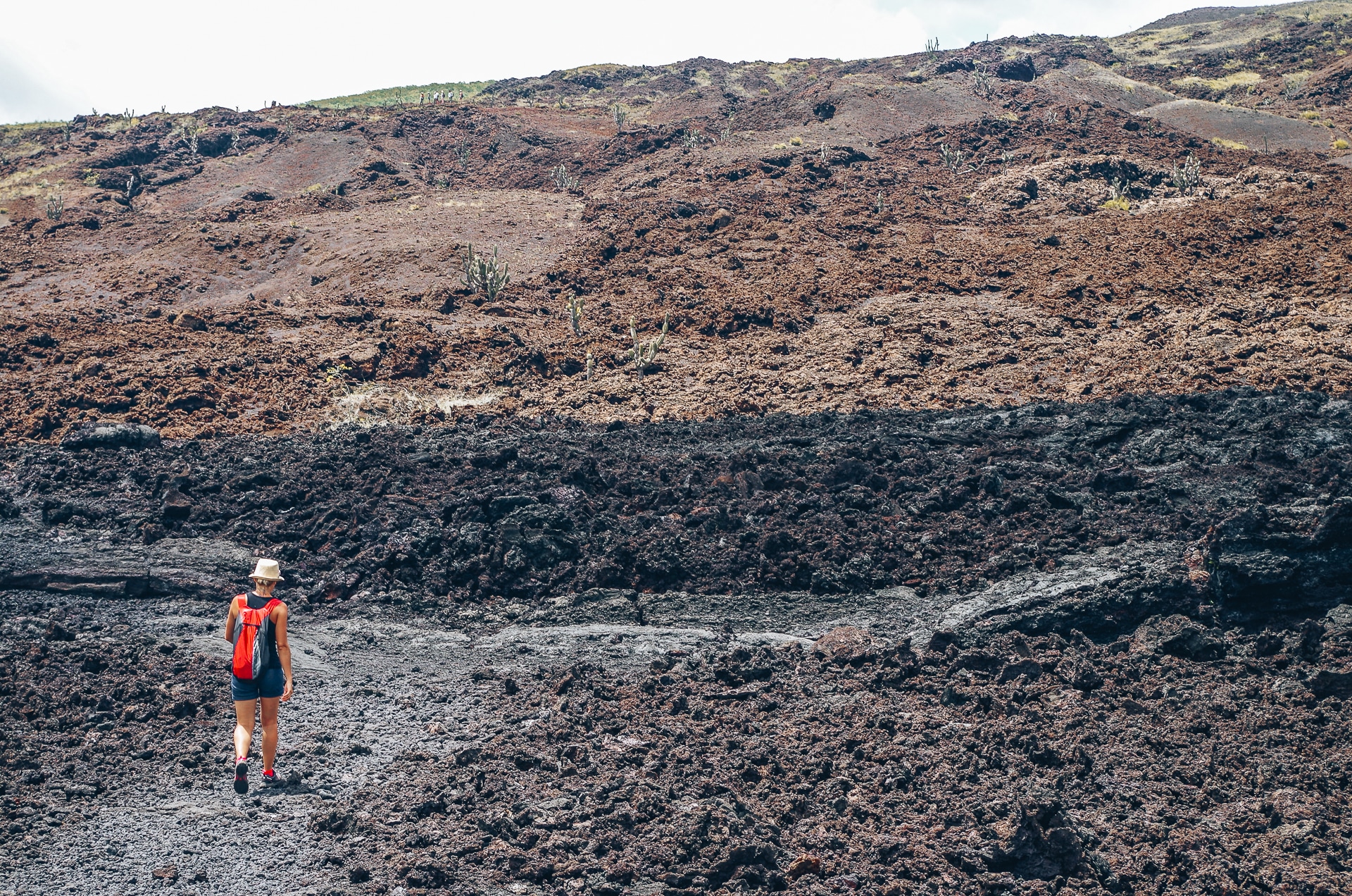 femme marchant dans un paysage lunaire Volcan Chico Galapagos