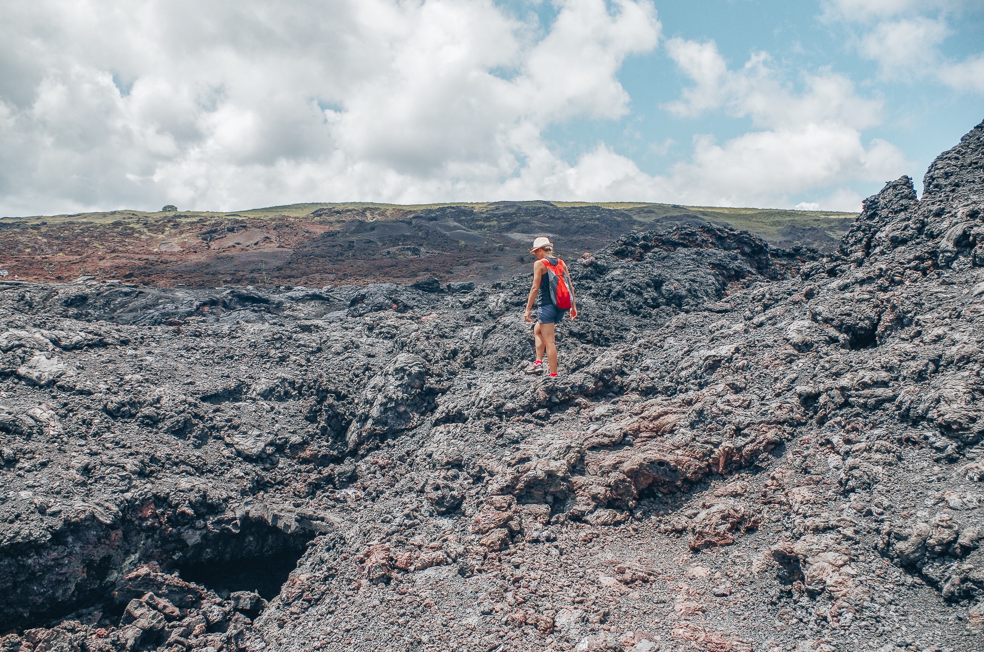 femme marchant sur un champ de lave Volcan Chico Sierra Negra Galapagos