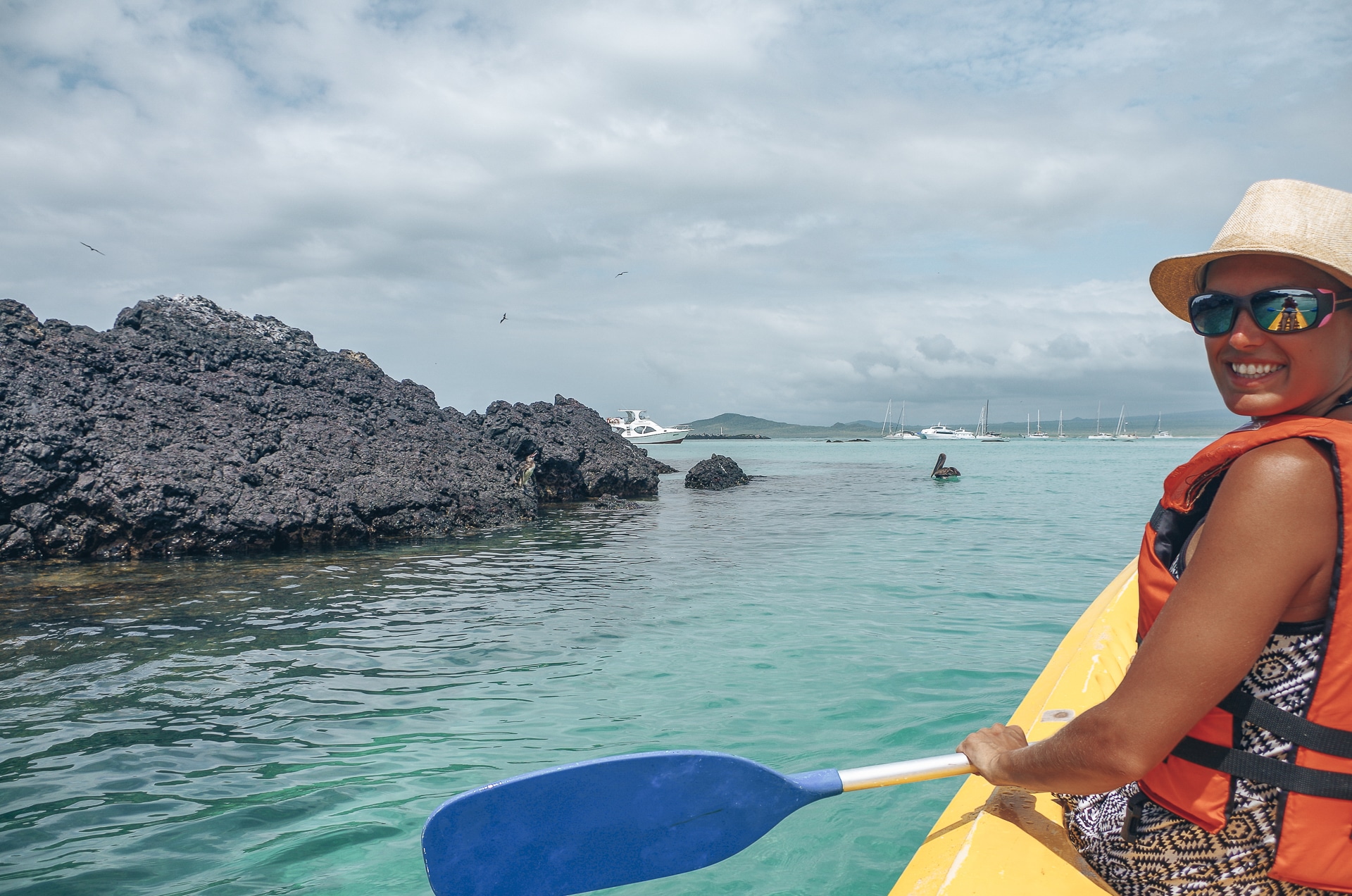 femme faisant une sortie kayak en mer île Isabela Galapagos