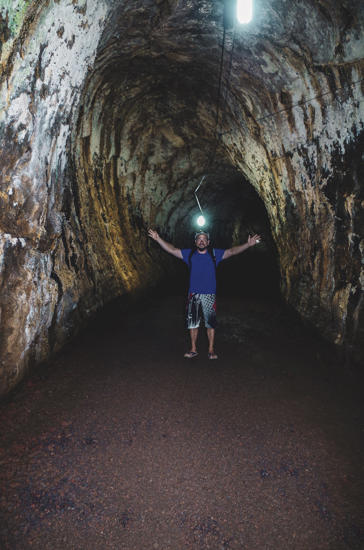 homme sur un sentier dans un tunnel de lave Santa Cruz Galapagos