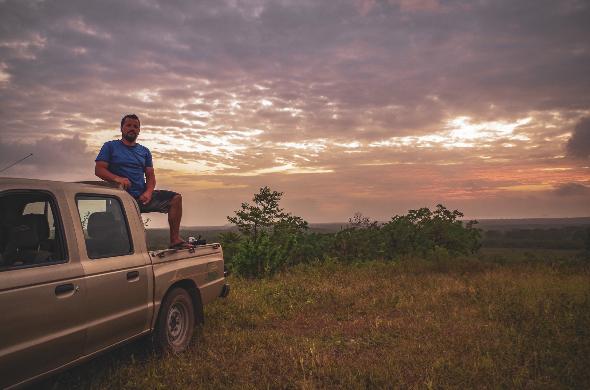 homme dans un pick up admirant le coucher de soleil à Santa Cruz Galapagos
