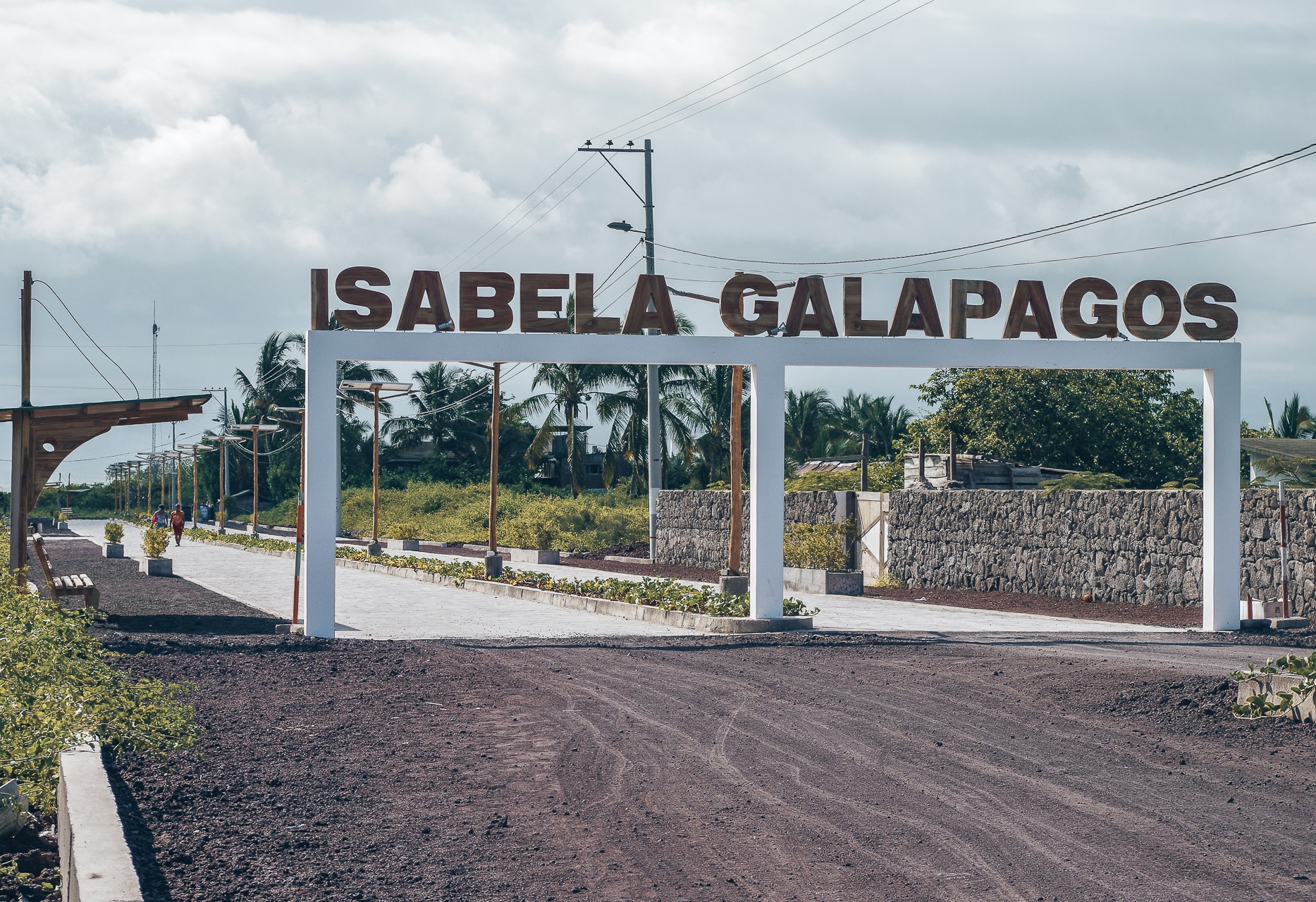 portail de l'entrée de l'île d'Isabela  avec une inscription "Isabela galapagos"