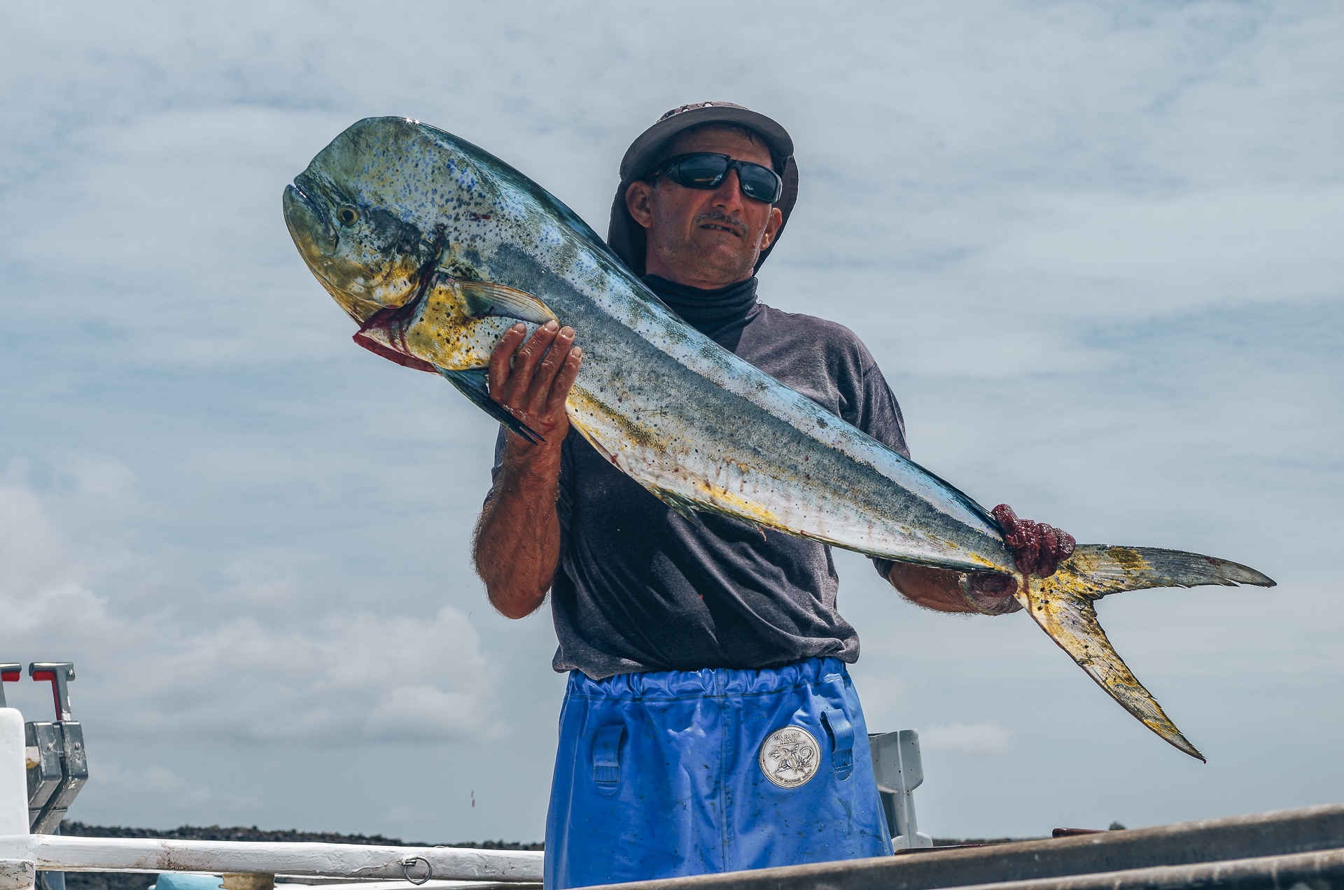 pêcheur tenant un Mahi Mahi entre ses mains île Isabela aux Galapagos
