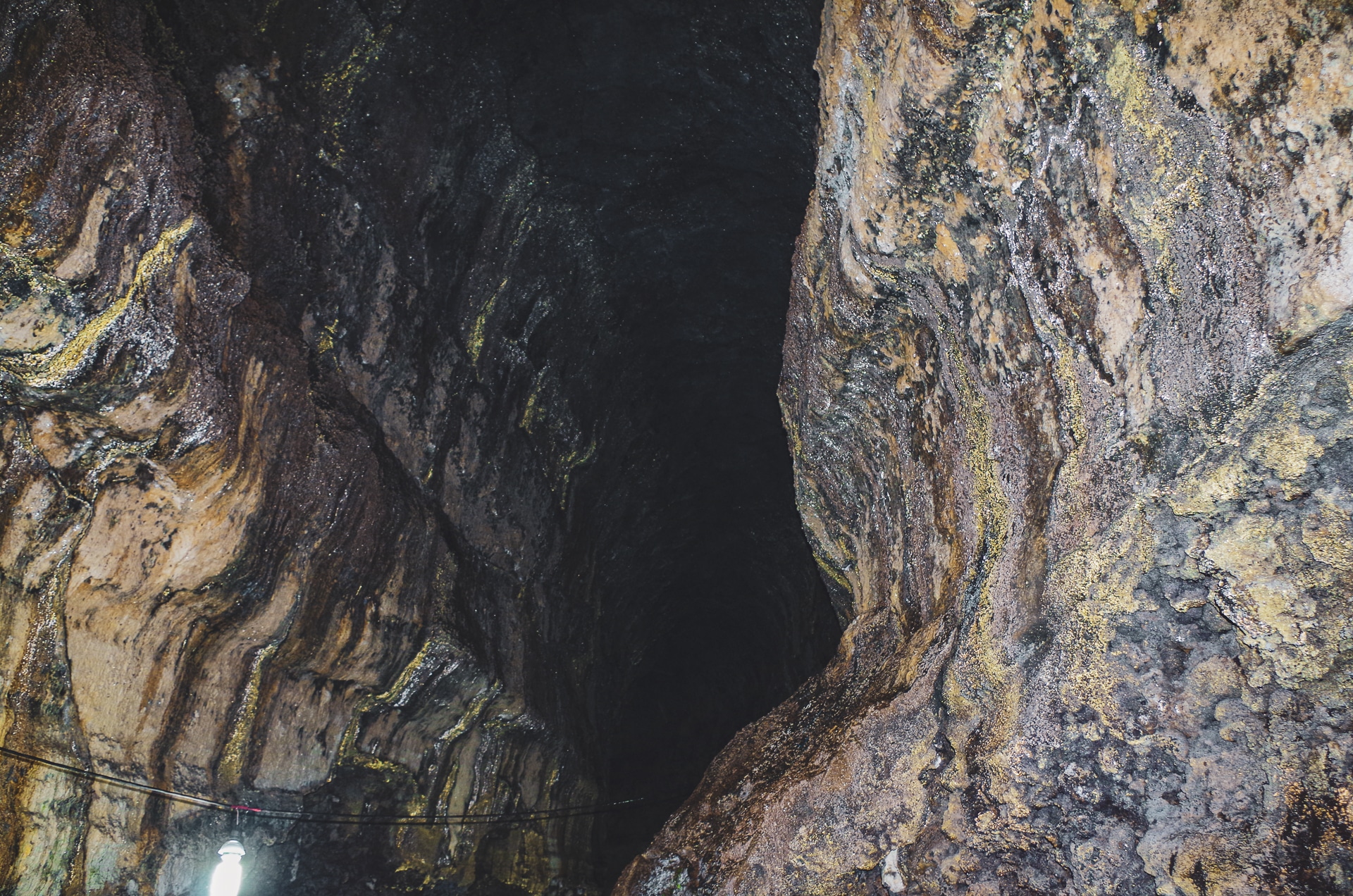 roches dans un tunnel de lave Santa Cruz Galapagos
