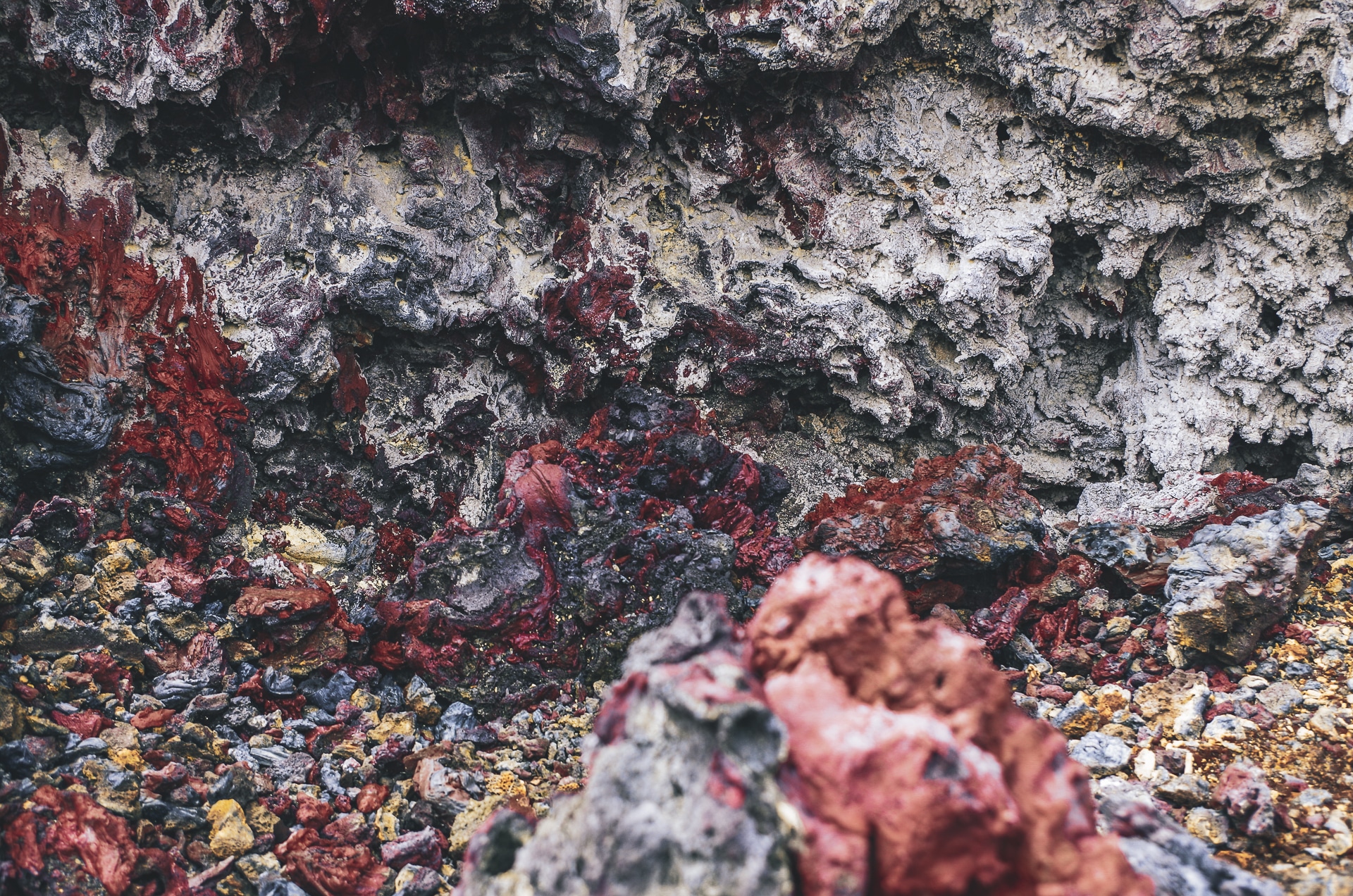 roche volcanique colorée Volcan Chico Galapagos