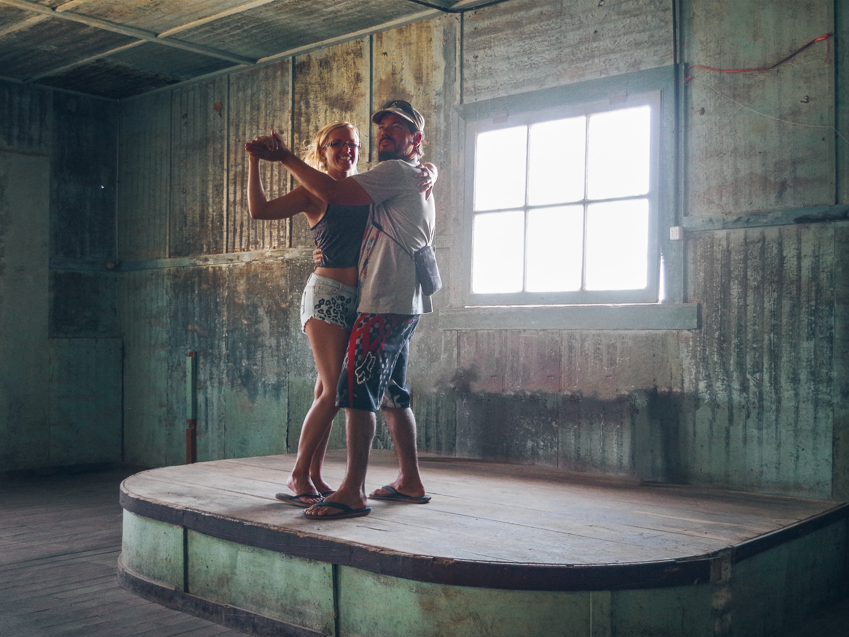couple dansant sur un estrade d'un club abandonné à Humberstone