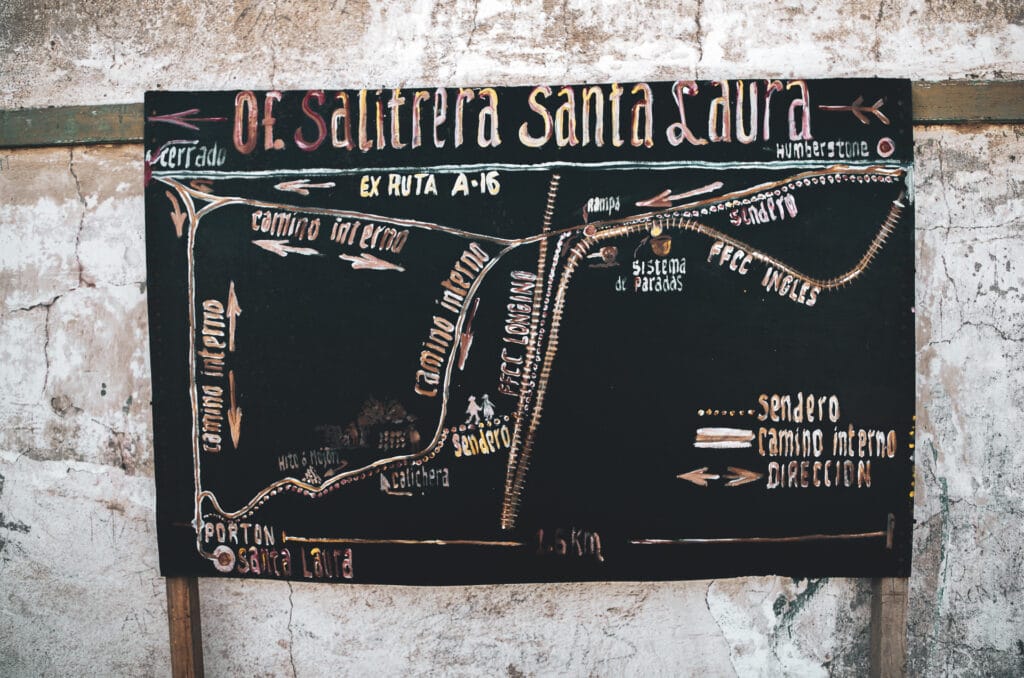 panneau indiquant le sentier à suivre pour rejoindre la cité minière abandonnée de Santa Laura