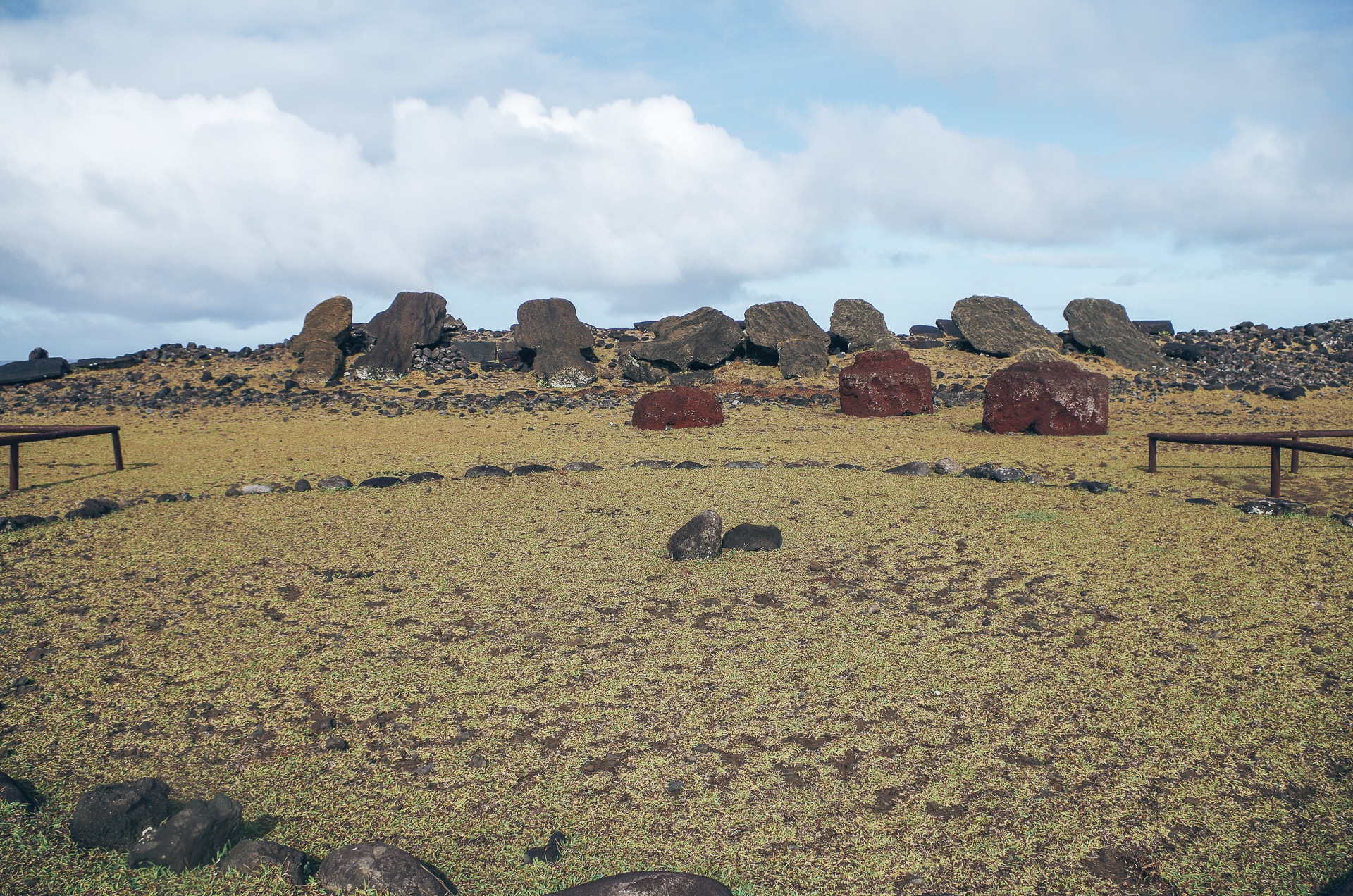 Ahu Hanga te'e et ses Moai renversés face contre terre