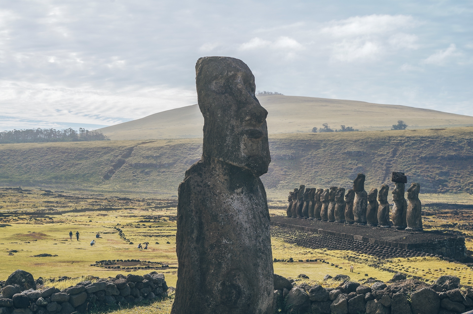 le Moai voyageur devant l'ahu Tongariki l'île de Pâques