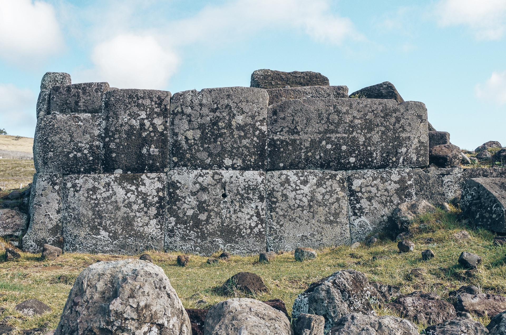Ahu Vinapu dont l'assemblage des pierres fait penser à une civilisation inca