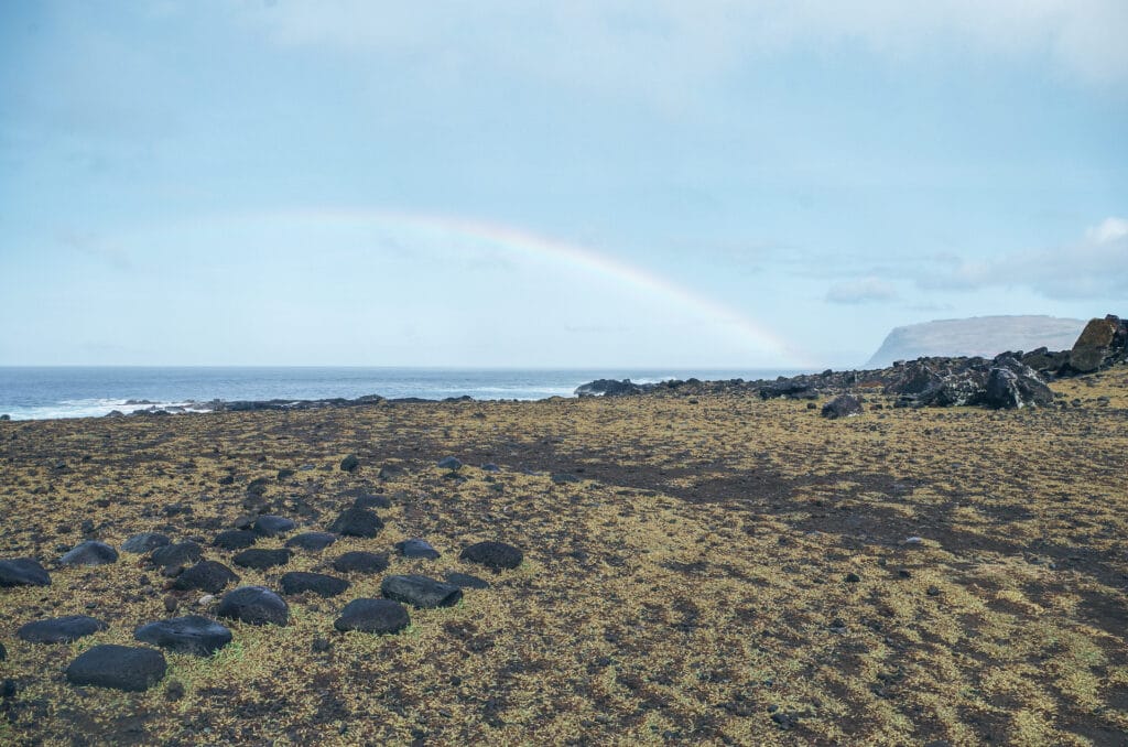 arc en ciel à l'île de Pâques avec les paysages volcaniques en arrière plan