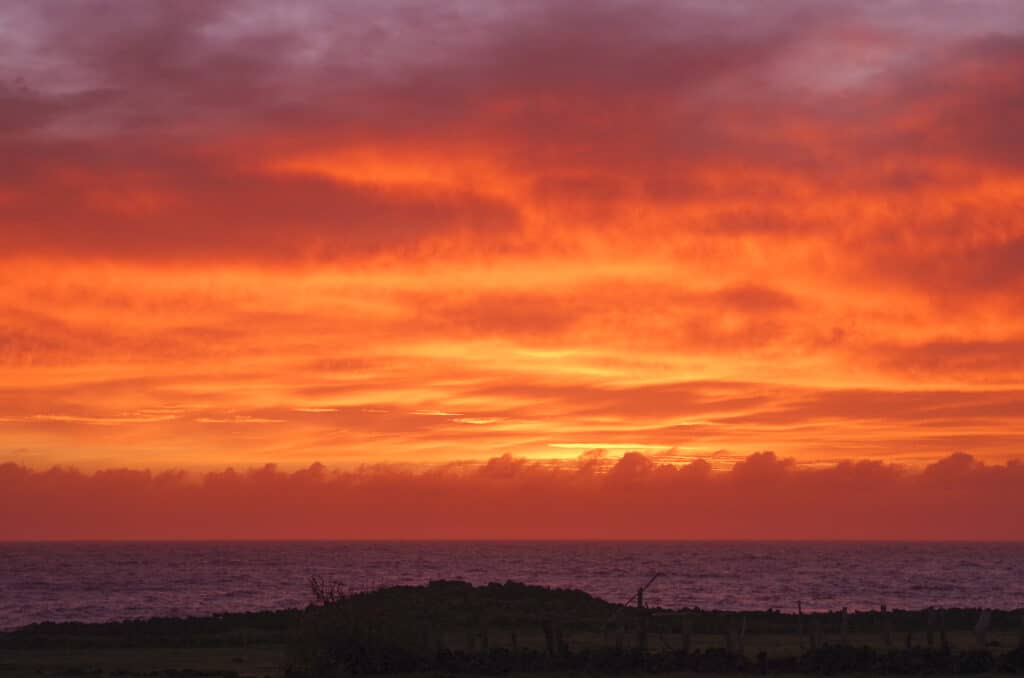 lever de soleil aux couleurs de feu l'île de Pâques