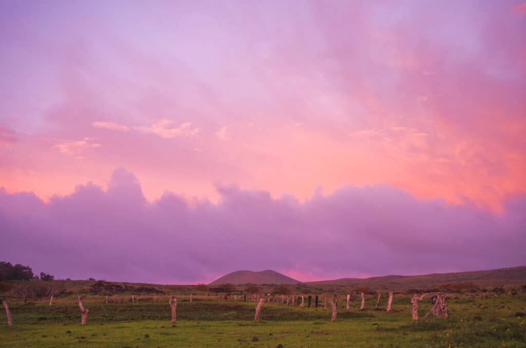 lever de soleil sur l'île de Pâques avec un ciel aux couleurs roses