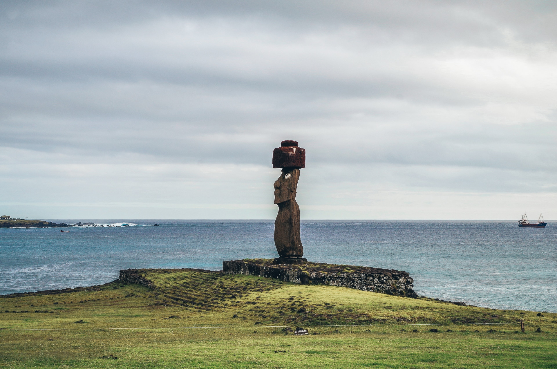 le complexe de Tahai et le seul Moai à porter ses yeux sur l'île de Pâques