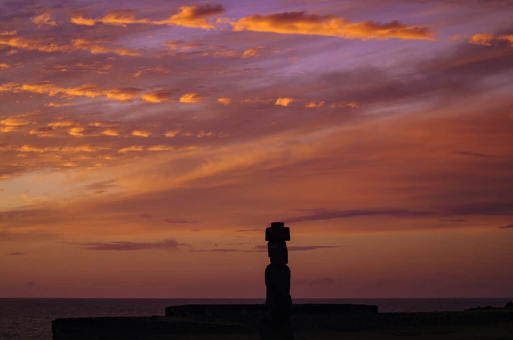 Moai solitaire et coucher de soleil à l'île de Pâques