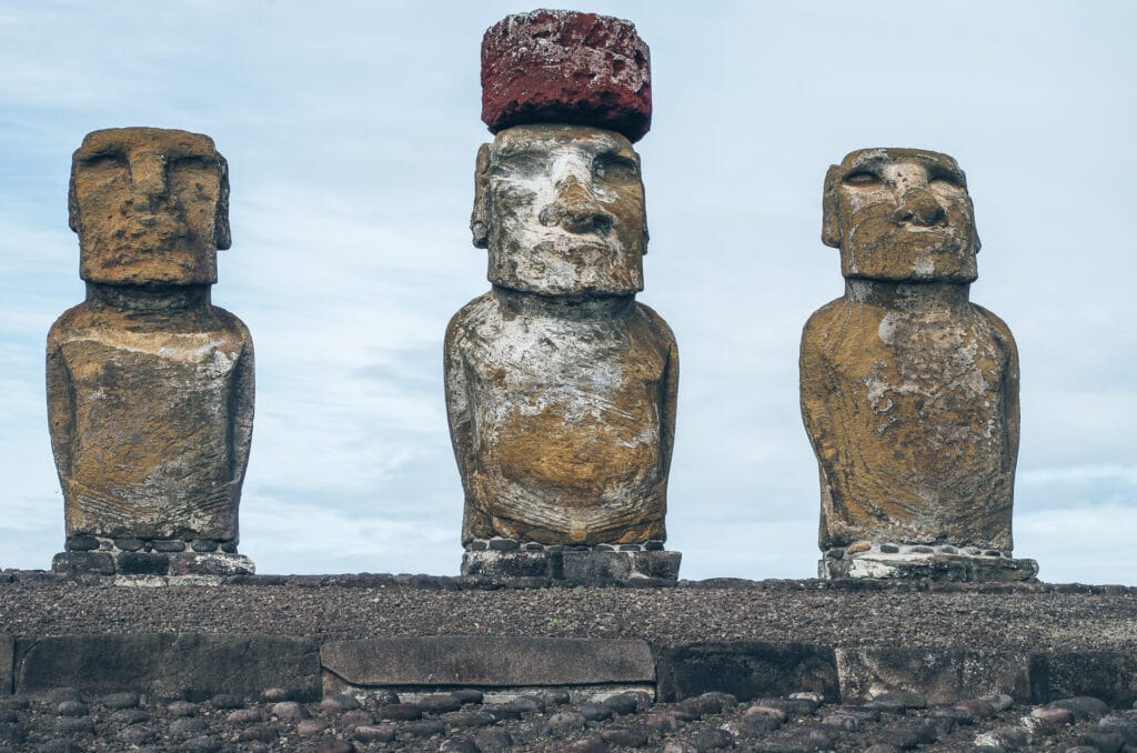 détail de certains Moai de l'ahu Tongariki dont avec son pukao, à l'île de Pâques