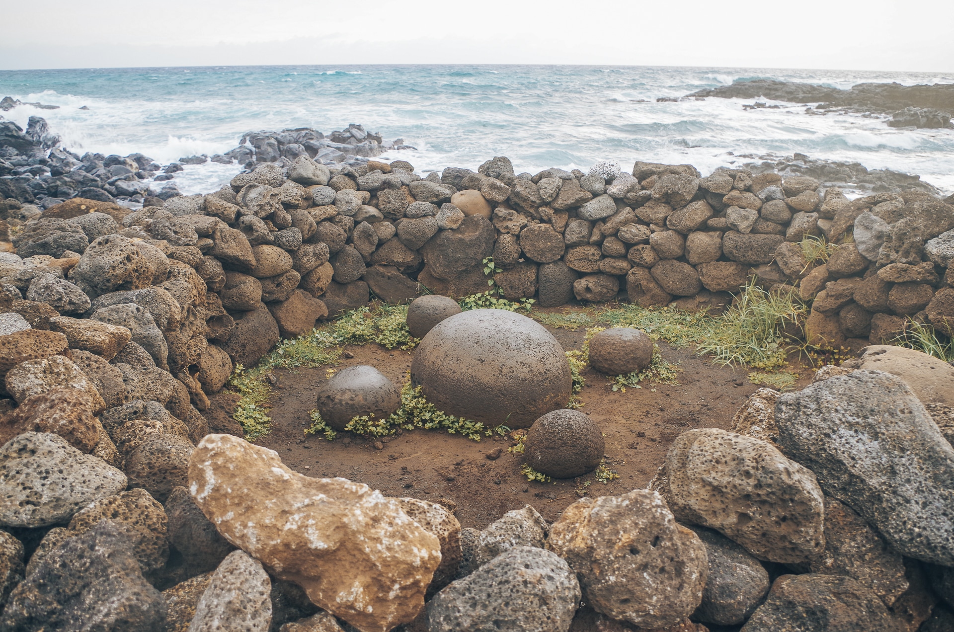la pierre appelée le nombril du monde l'île de Pâques
