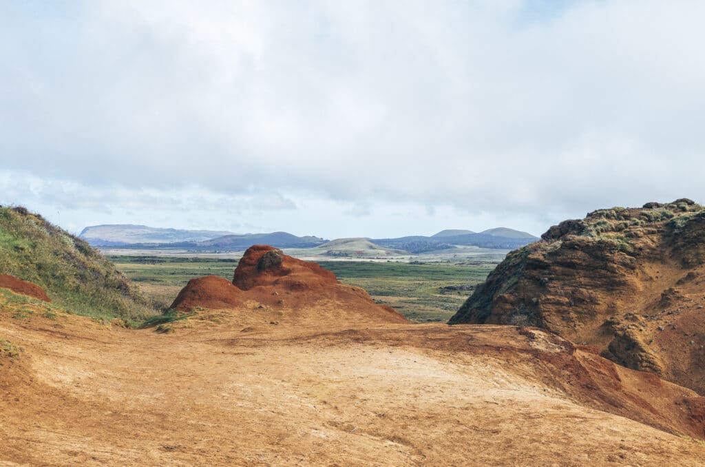 paysage désertique du cratère Rano Raraku à l'île de Pâques