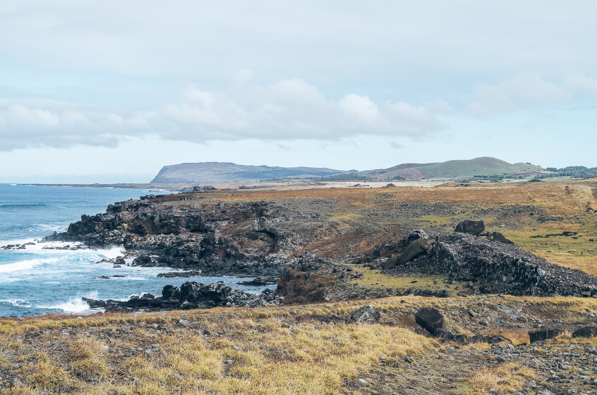 paysage volcanique et côte déchiquetée l'île de Pâques