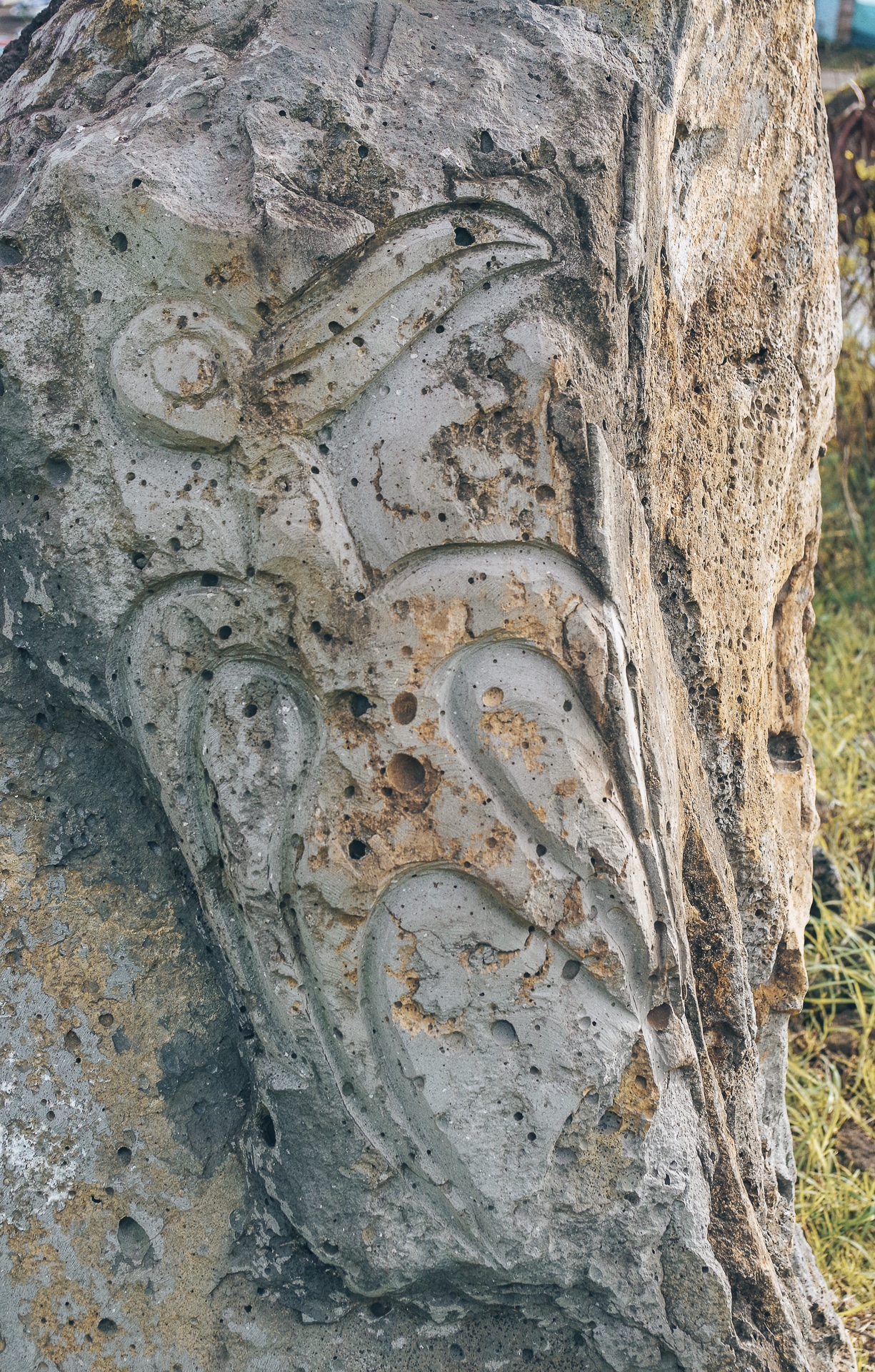 pétroglyphe gravé dans la roche à l'île de Pâques