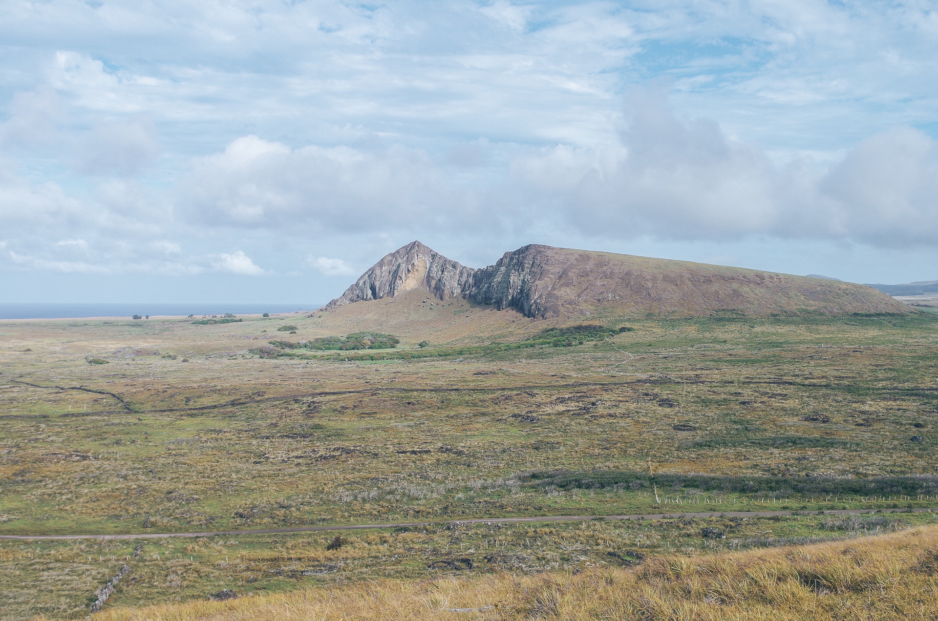 point de vue sur la carrière de fabrication des Moai à l'île de Pâques 
