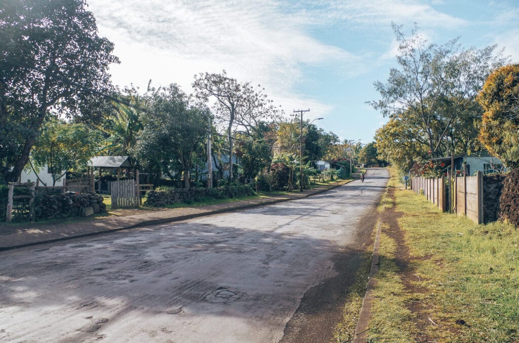 rue fleurie d'Hanga Roa à l'île de Pâques