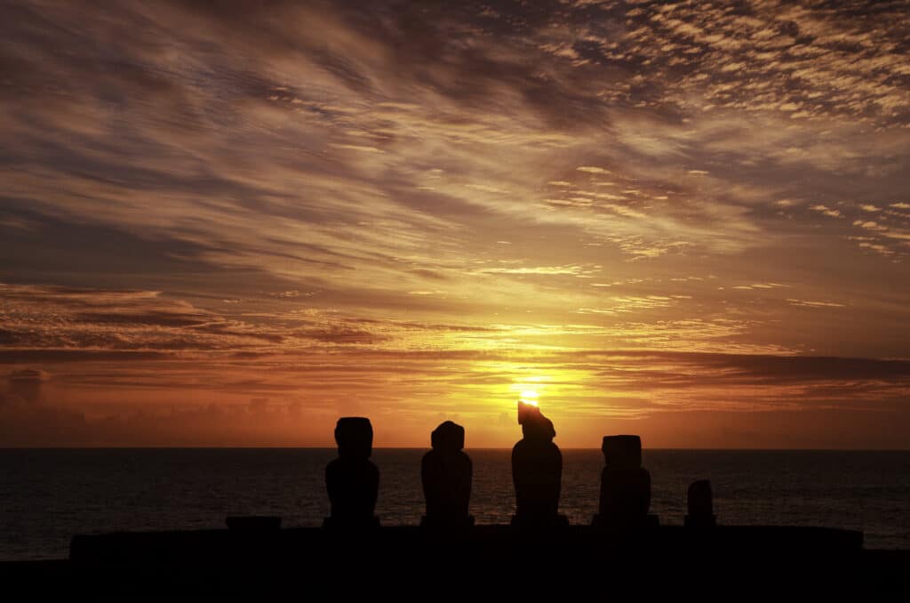 coucher de soleil sur le complexe de Tahai à l'île de Pâques