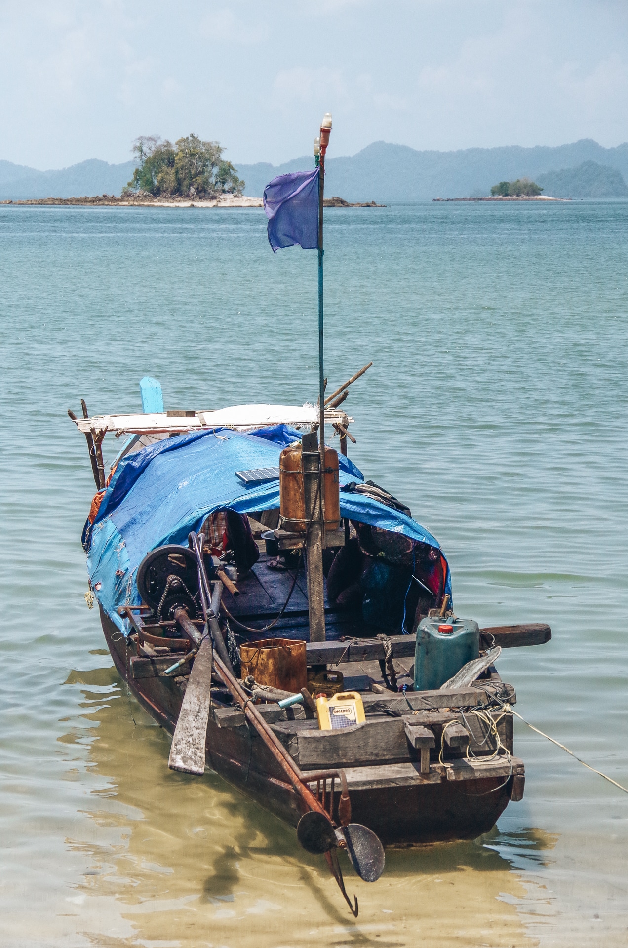 bateau de pêche fait de bois et de bâche archipel des Mergui Moken
