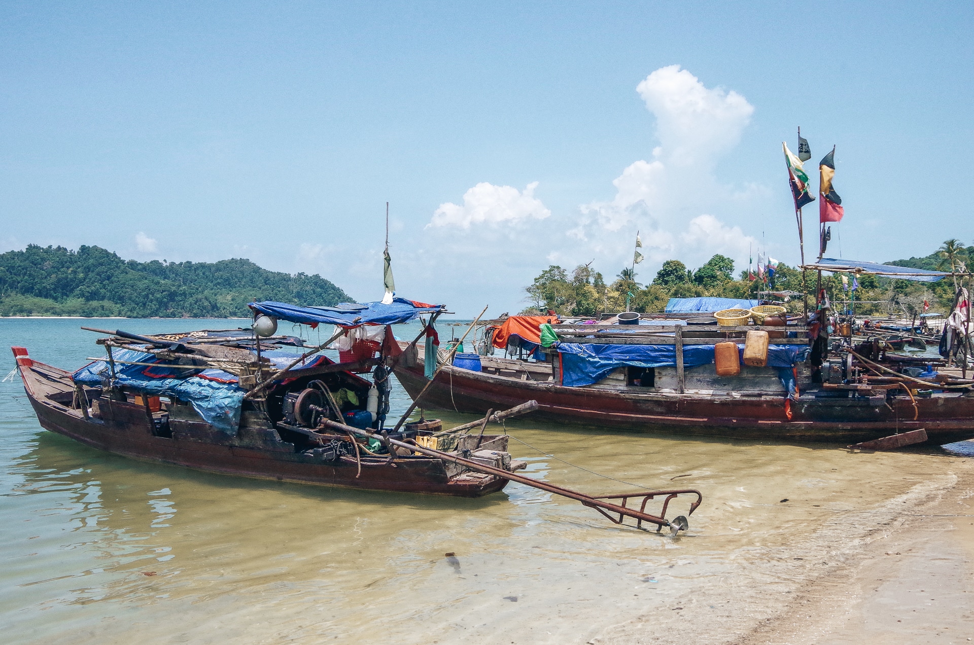 plusieurs chalutiers d'amarrés à la plage d'un village de pêcheurs et de Moken sédentarisés