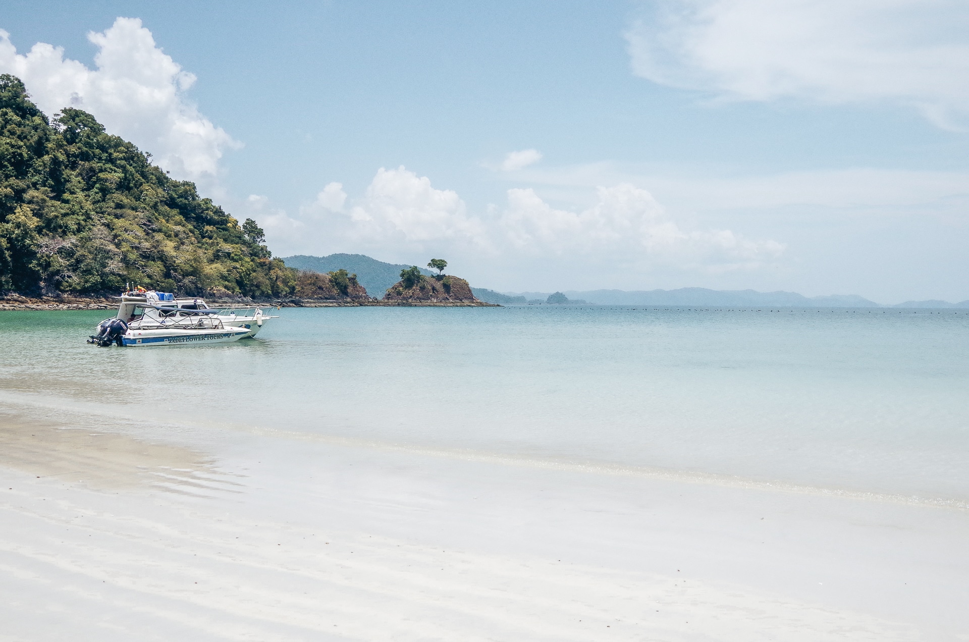 bateau amarré sur la plage aux eaux cristallines de l'île de two face dans l'archipel des Mergui
