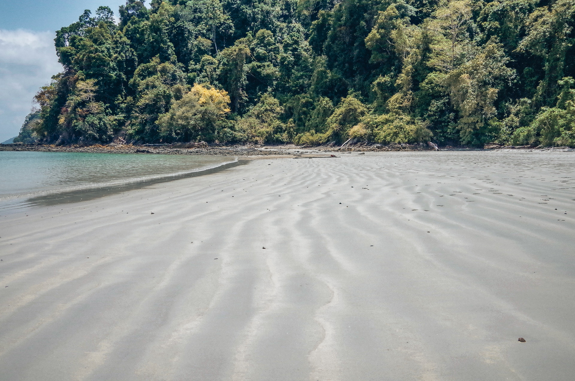 lignes crée dans le sable sur une plage de l'île de two face dans l'archipel des Mergui article Moken