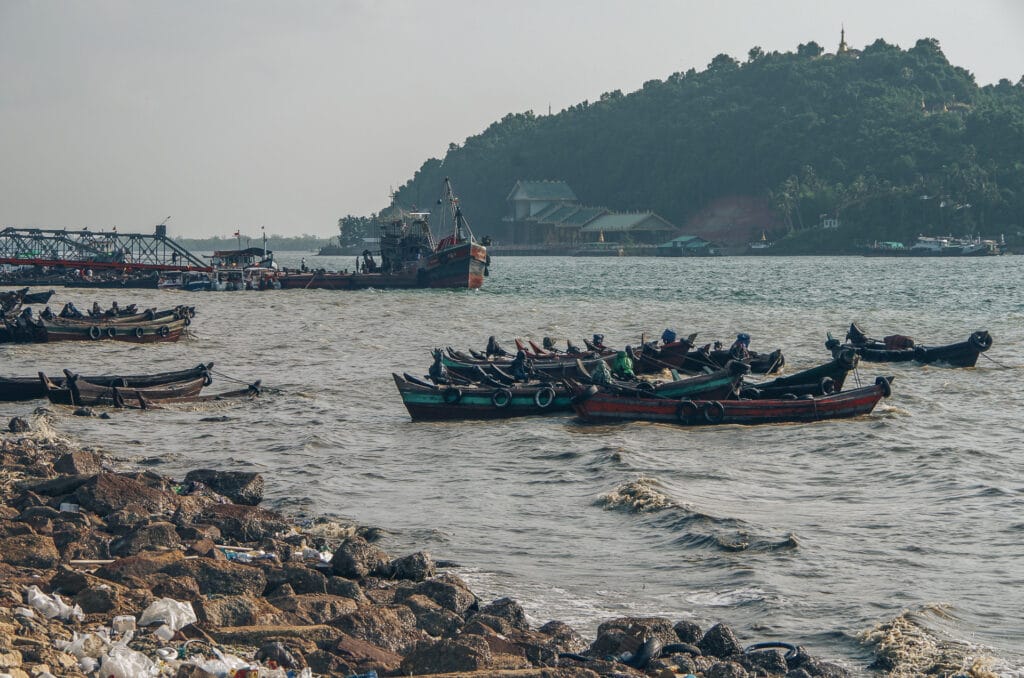 berges du port de Myeik où on aperçoit les bateaux et les déchets sur les rochers article Moken
