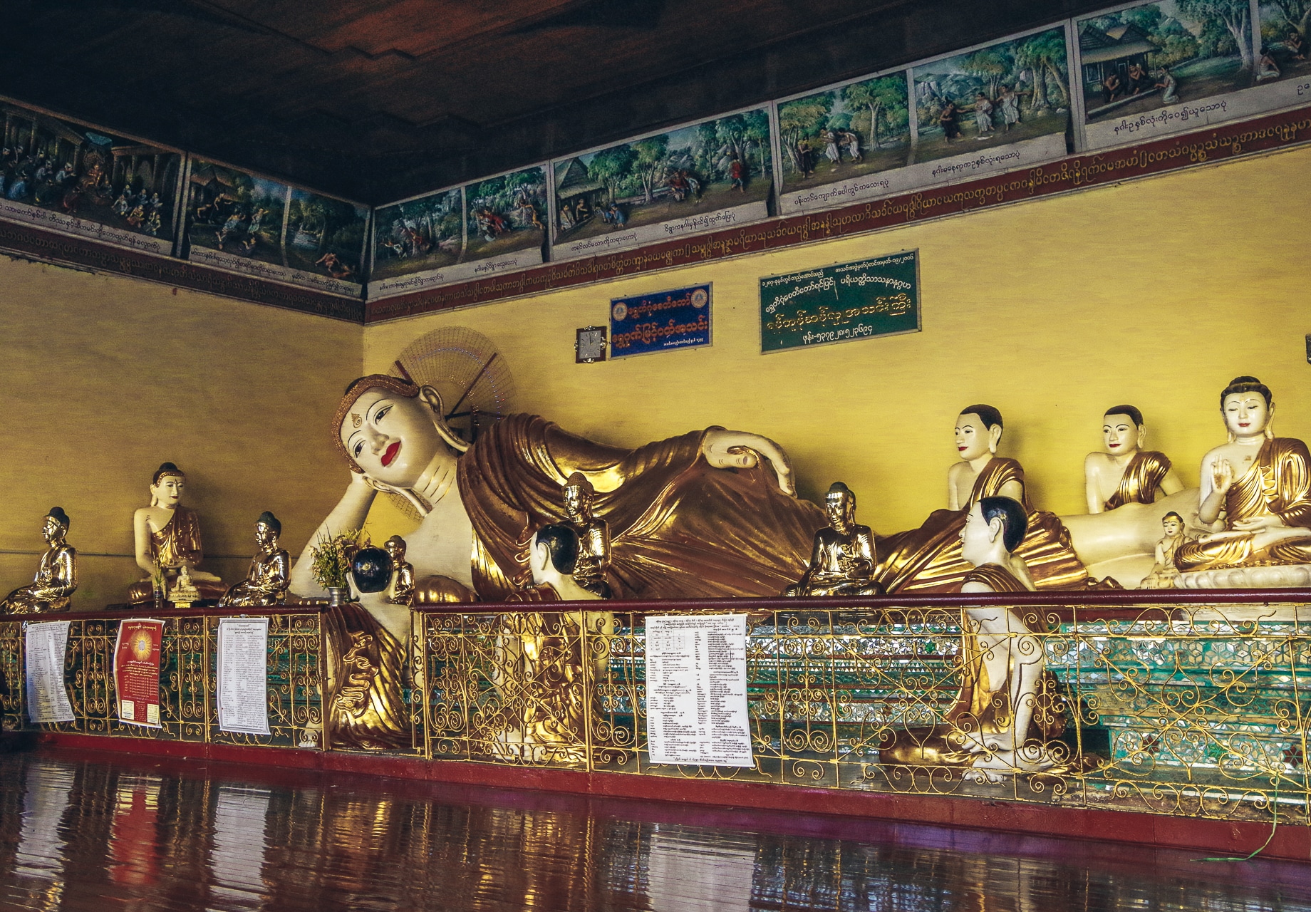 bouddha couché de 8 mètres de long à la pagode Shwedagon
