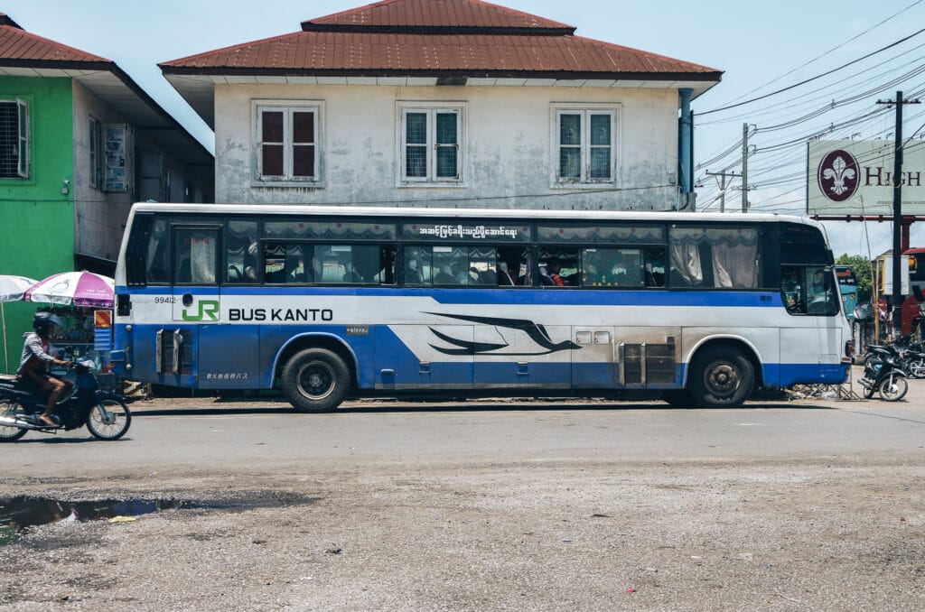 bus dans une gare routière au Myanmar circuler en bus Myanmar blog voyage