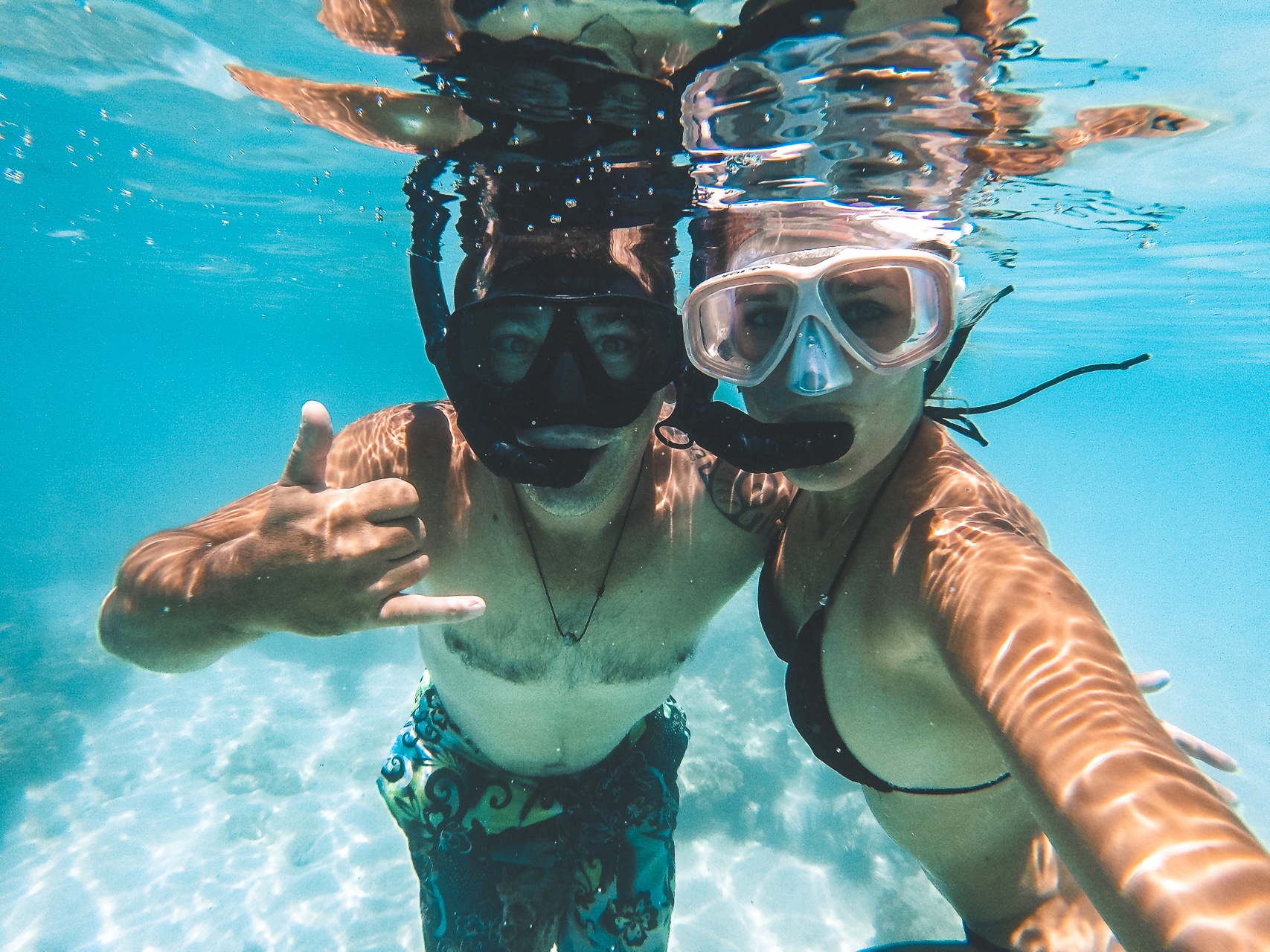 photo prise sous l'eau d'un couple faisant du snorkeling article Kawthaung archipel des Mergui