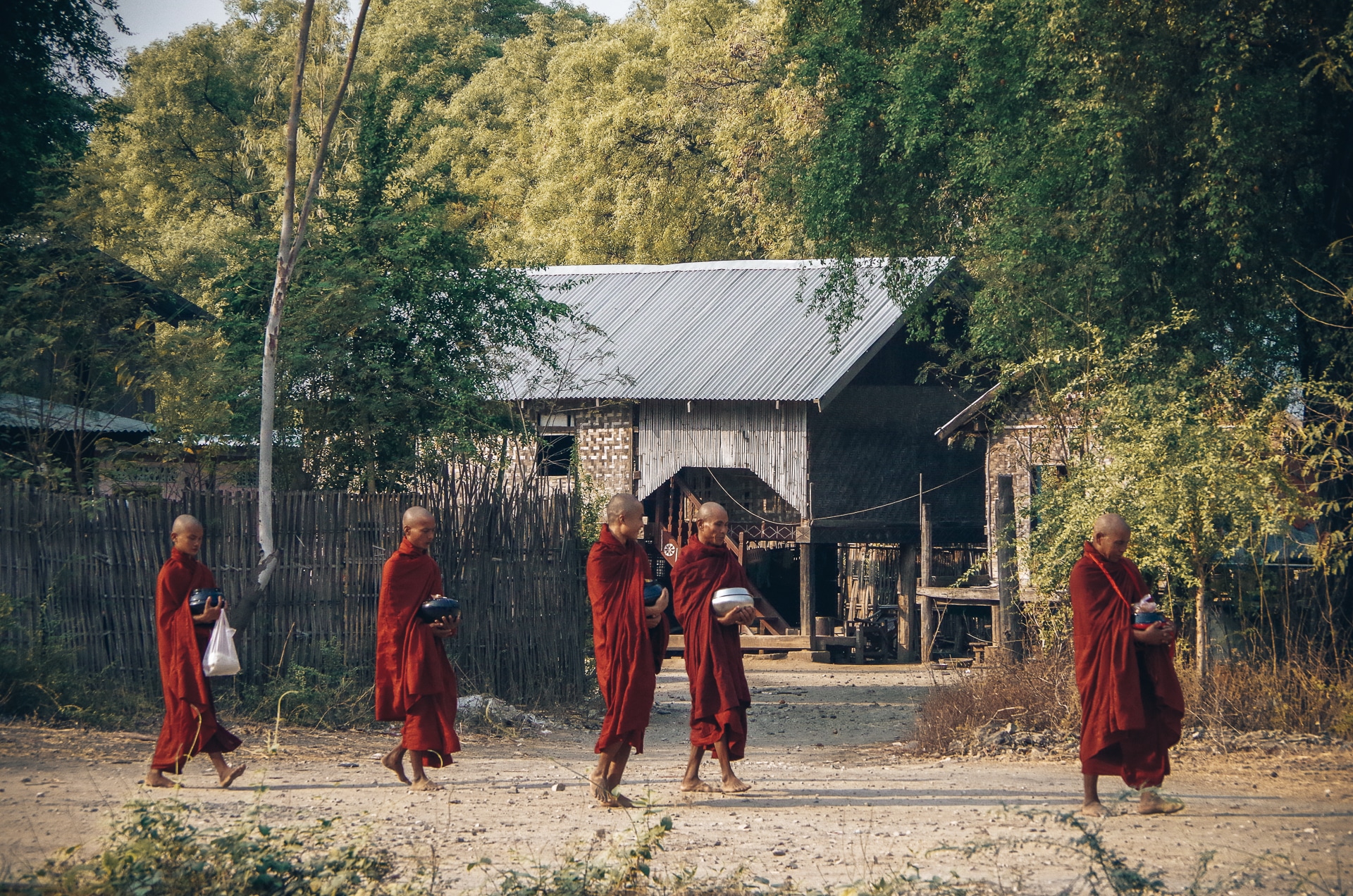 procession de moines bouddhistes dans un village au Myanmar