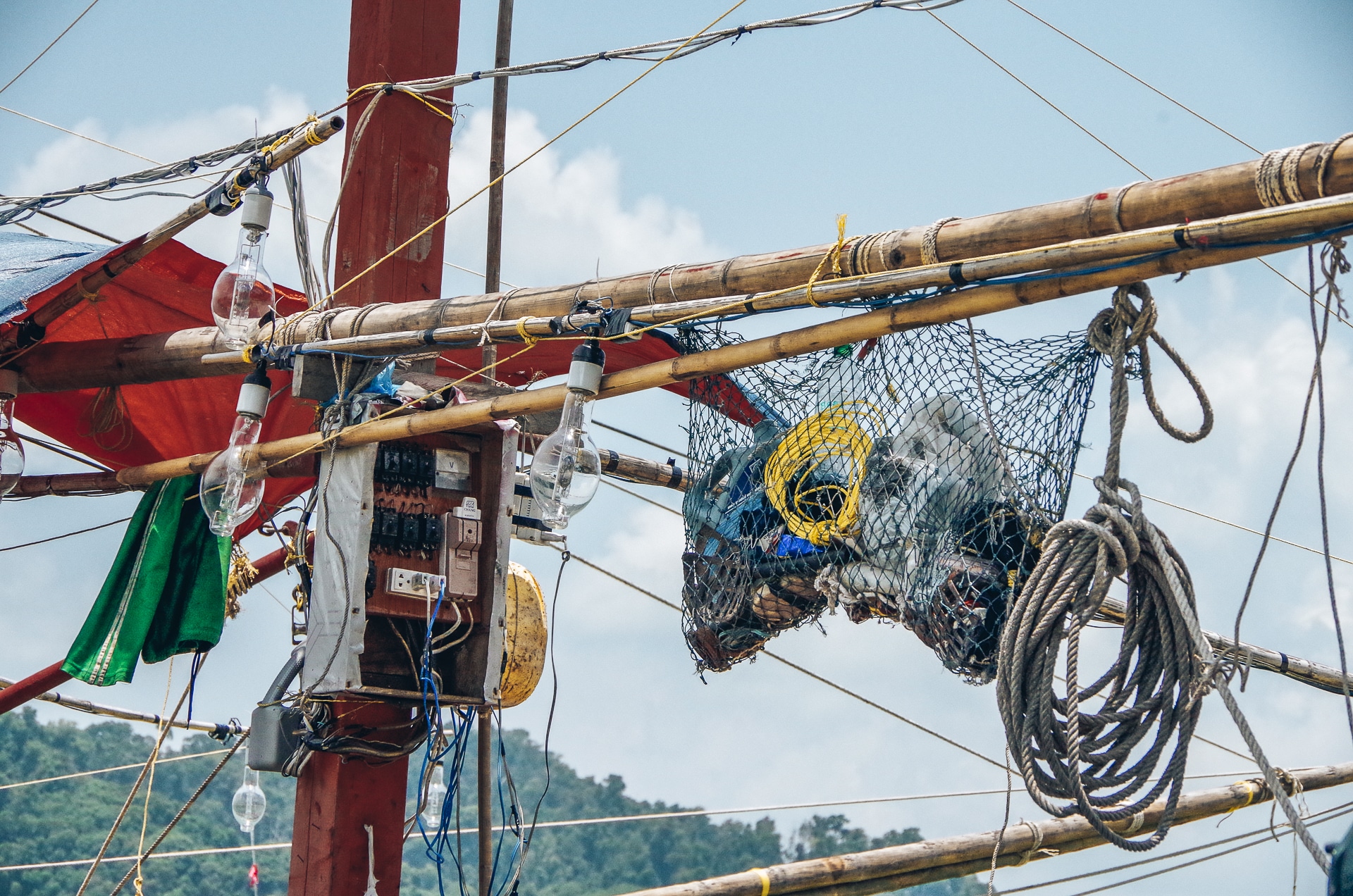 détail d'un bateau de pêcheur birman montrant des filets cordes installations électriques