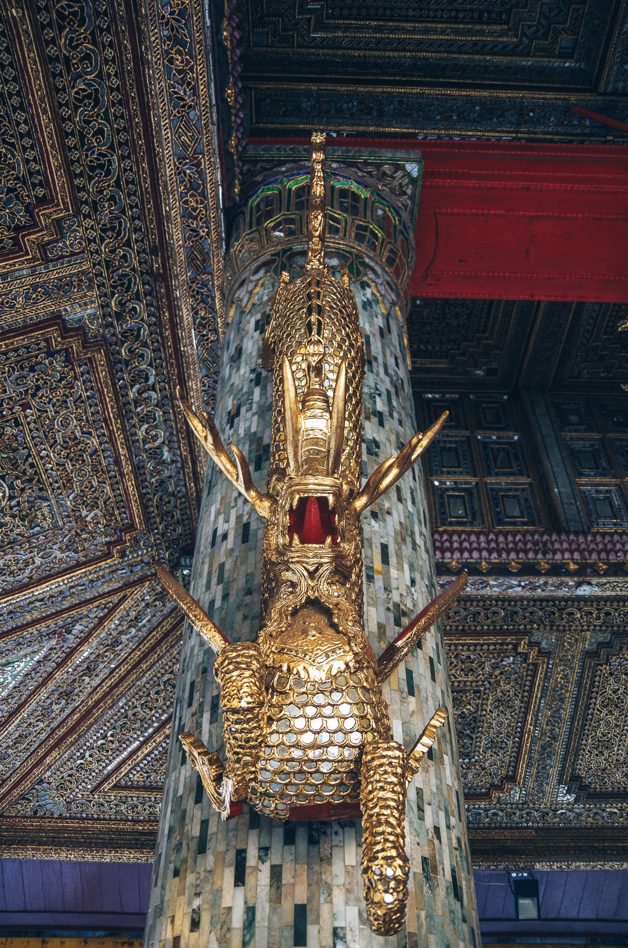 statue de dragon pendue à une colonne dans une pagode au Myanmar
