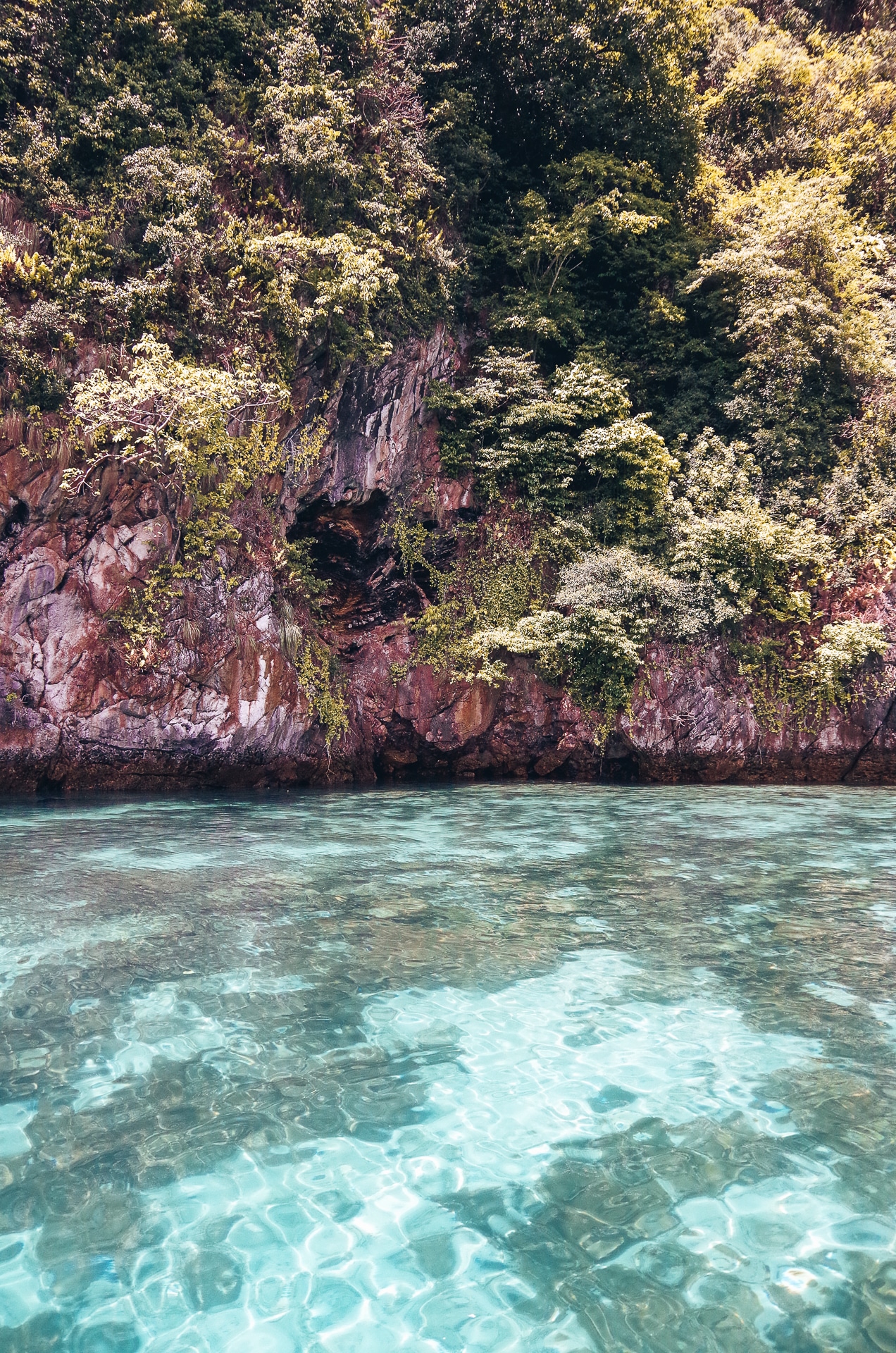 mer bleu turquoise et roche violacée île de l'archipel des Mergui Kawthaung