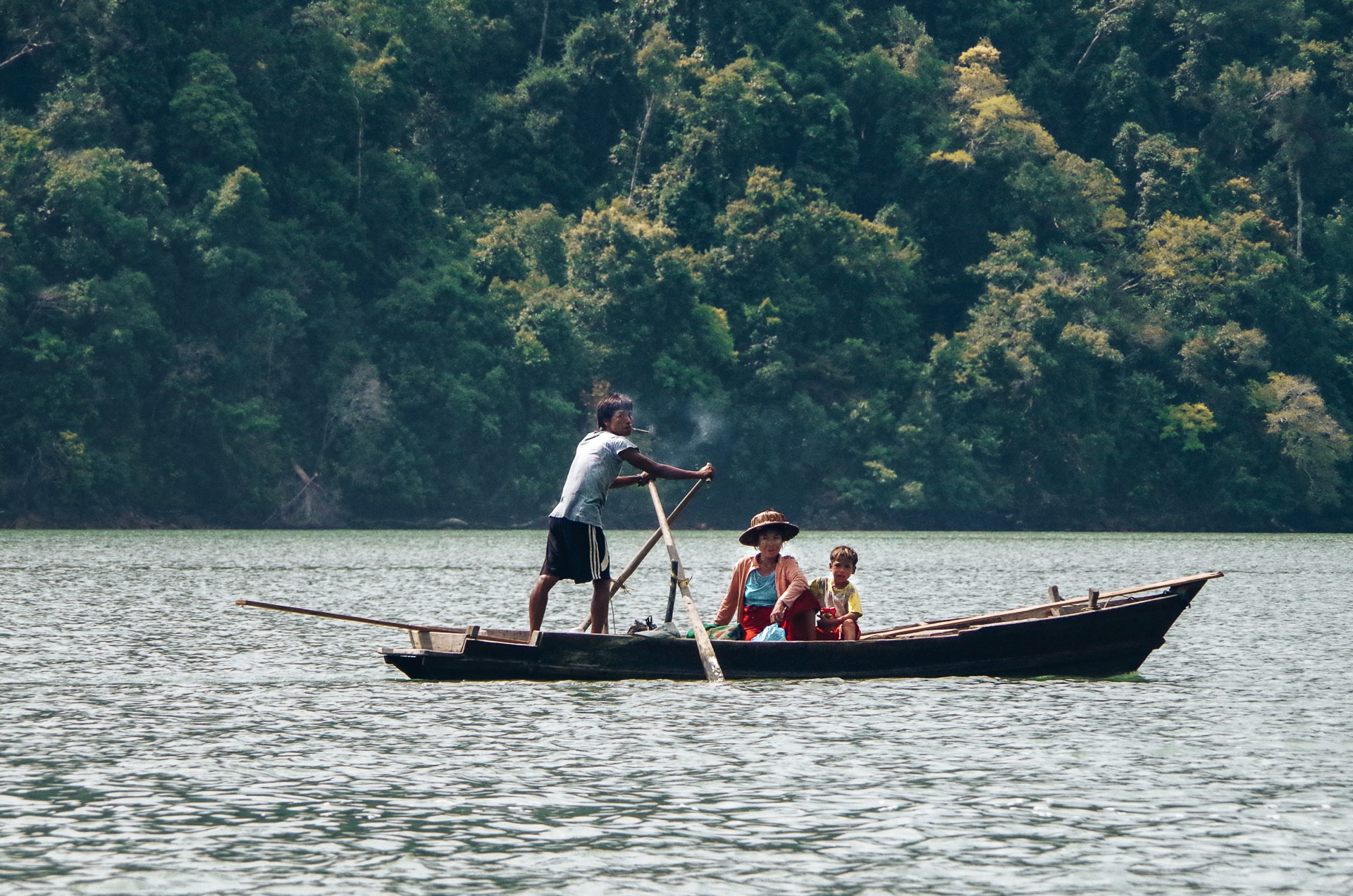 famille Moken voguant sur un bateau dans l'archipel des Mergui