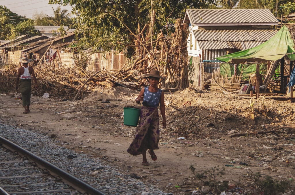 préparer voyage Myanmar femme marchant le long d'une voie ferrée au Myanmar 