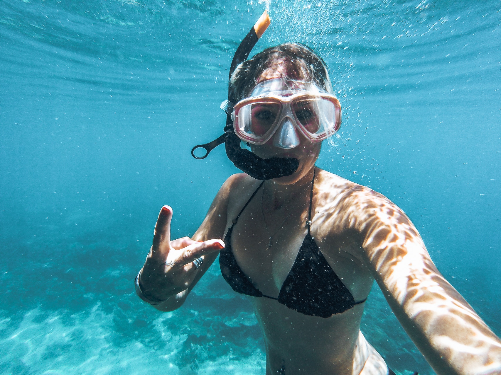 selfie d'une femme en snorkeling dans la mer Andaman Kawthaung