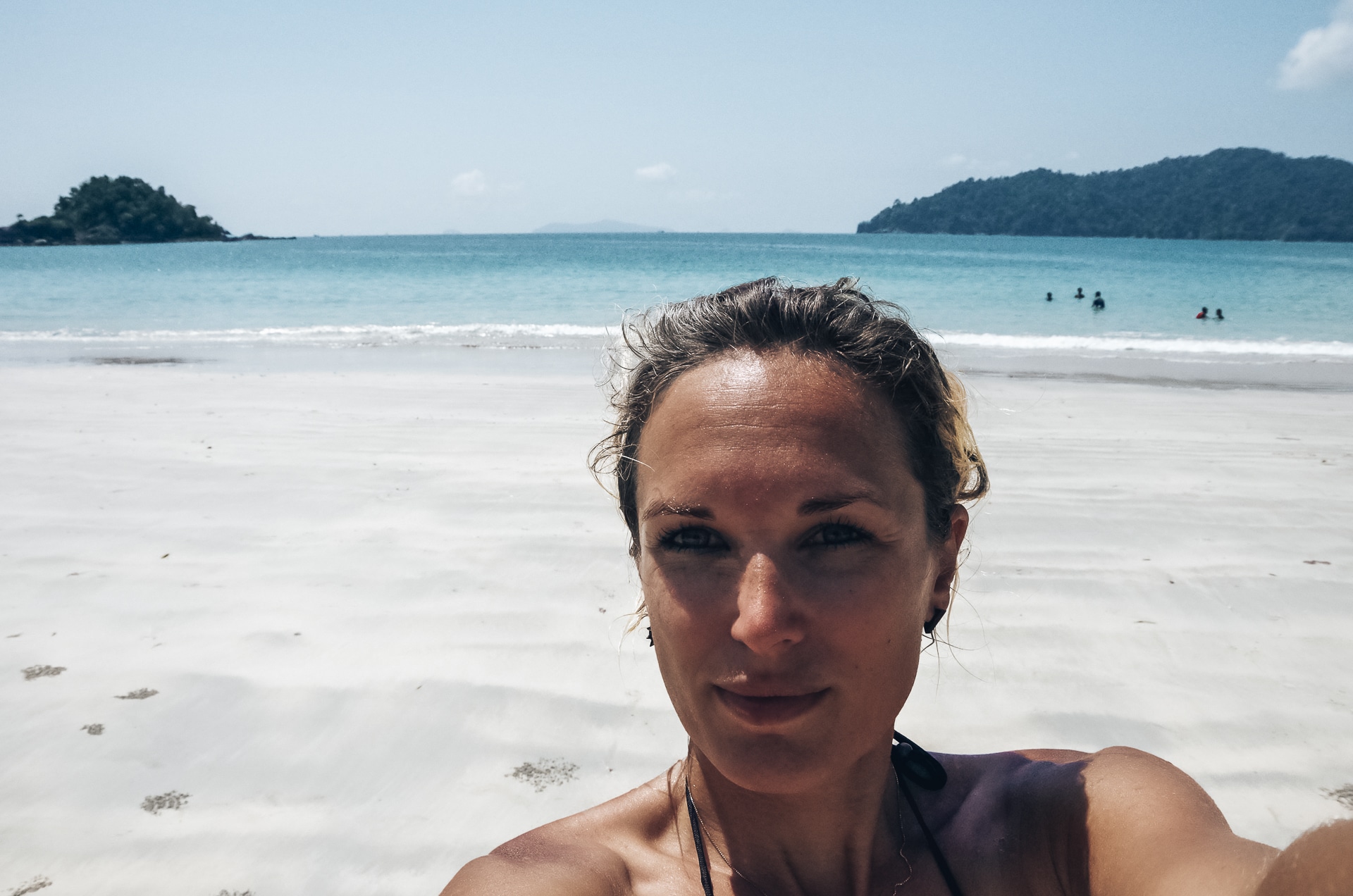 selfie d'une femme sur une plage sur une île des Mergui dans la mer Andaman