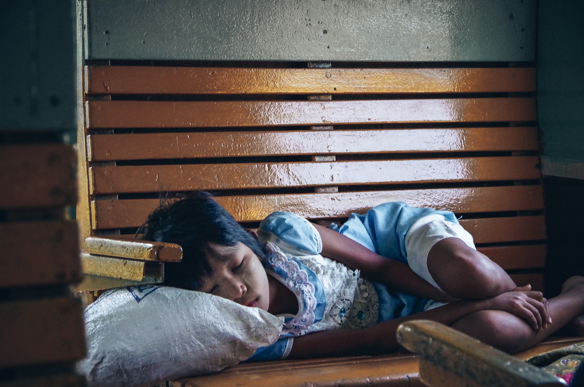 fillette en train de dormir dans le train voyager en train au Myanmar