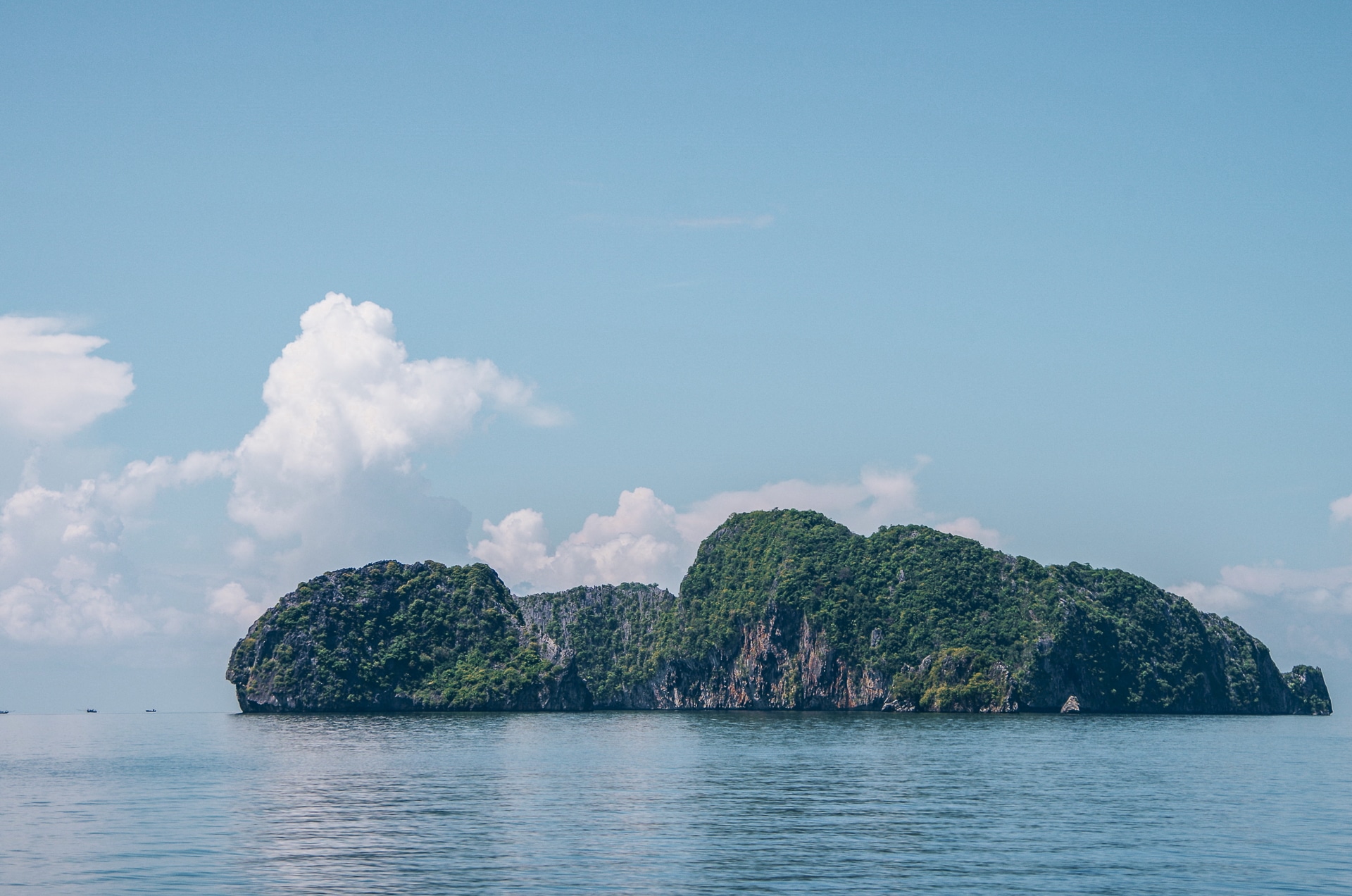 île recouverte de végétation en plein milieu de l'archipel des Mergui Kawthaung